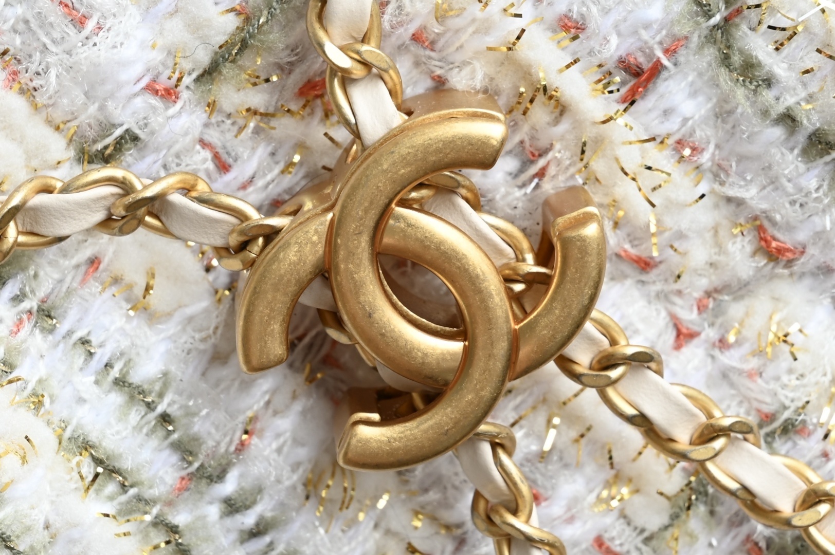 白金版▪️正品级 包装如图全新到货🆕𝗖𝗵𝗮𝗻𝗲𝟭 𝟮𝟱𝗕𝗮𝗴嬉皮𝗁𝗈𝖻𝗈小号 白色毛呢专柜售价𝟦𝟥𝟢𝟢𝟢