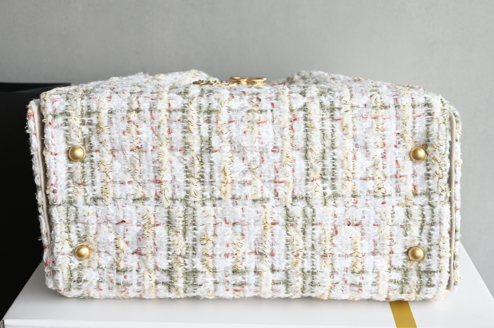 白金版▪️正品级 包装如图全新到货🆕𝗖𝗵𝗮𝗻𝗲𝟭 𝟮𝟱𝗕𝗮𝗴嬉皮𝗁𝗈𝖻𝗈小号 白色毛呢专柜售价𝟦𝟥𝟢𝟢𝟢