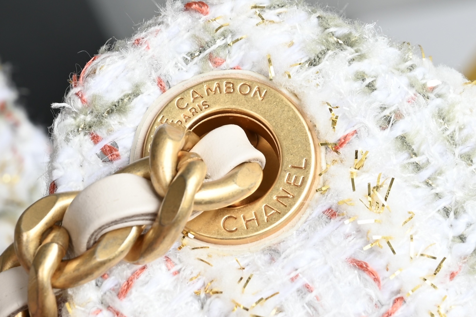 白金版▪️正品级 包装如图全新到货🆕𝗖𝗵𝗮𝗻𝗲𝟭 𝟮𝟱𝗕𝗮𝗴嬉皮𝗁𝗈𝖻𝗈小号 白色毛呢专柜售价𝟦𝟥𝟢𝟢𝟢