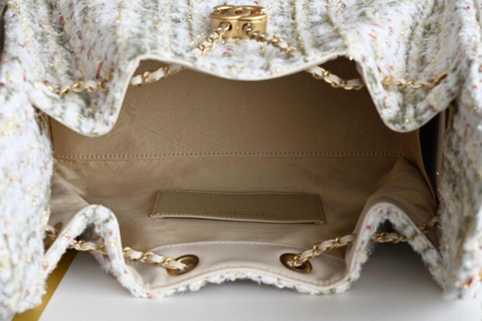 白金版▪️正品级 包装如图全新到货🆕𝗖𝗵𝗮𝗻𝗲𝟭 𝟮𝟱𝗕𝗮𝗴嬉皮𝗁𝗈𝖻𝗈小号 白色毛呢专柜售价𝟦𝟥𝟢𝟢𝟢