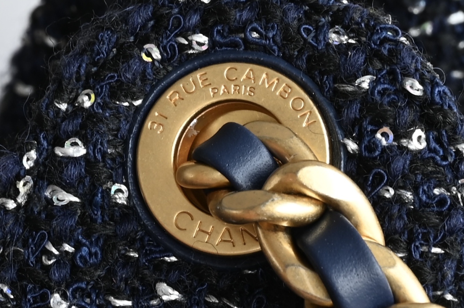 白金版▪️正品级 包装如图全新到货🆕𝗖𝗵𝗮𝗻𝗲𝟭 𝟮𝟱𝗕𝗮𝗴嬉皮𝗁𝗈𝖻𝗈小号 海军蓝珠片毛呢专柜售价𝟦𝟥