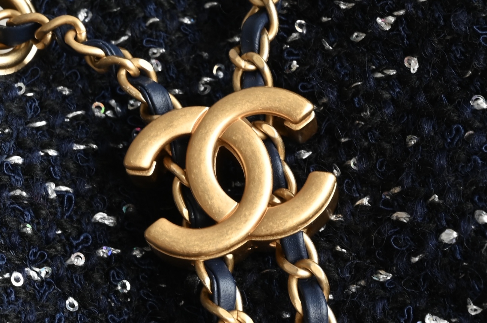 白金版▪️正品级 包装如图全新到货🆕𝗖𝗵𝗮𝗻𝗲𝟭 𝟮𝟱𝗕𝗮𝗴嬉皮𝗁𝗈𝖻𝗈小号 海军蓝珠片毛呢专柜售价𝟦𝟥