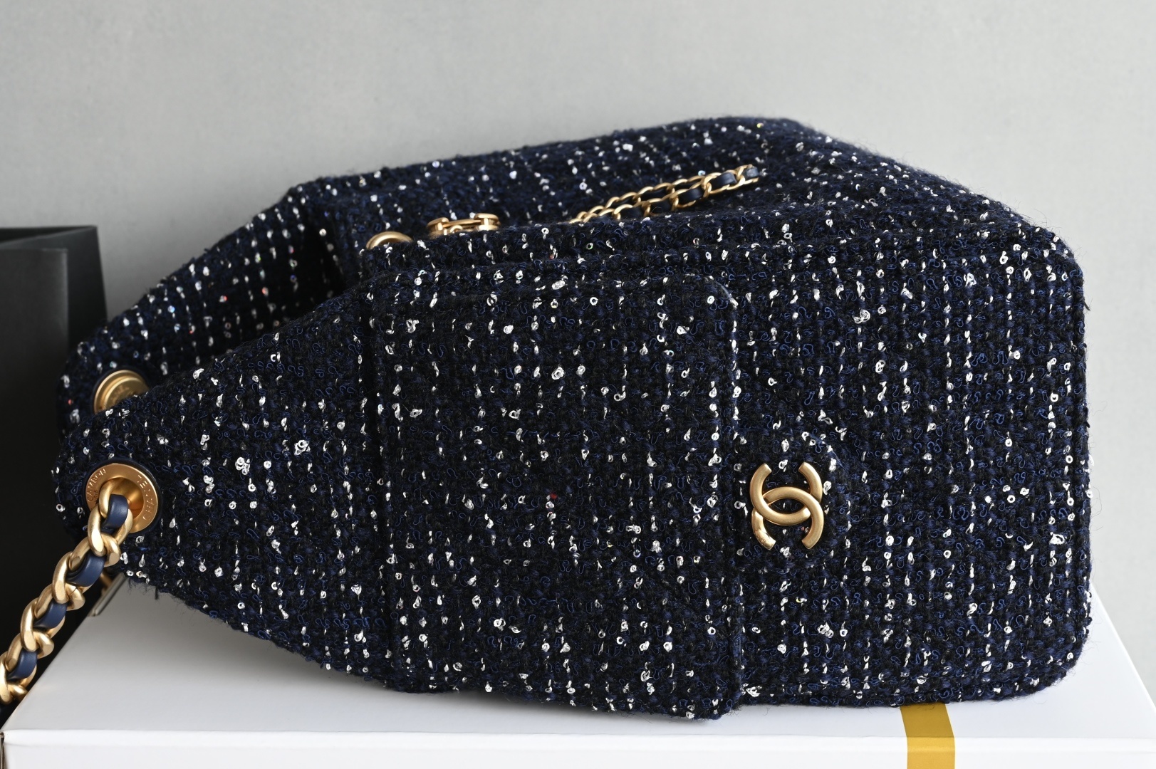 白金版▪️正品级 包装如图全新到货🆕𝗖𝗵𝗮𝗻𝗲𝟭 𝟮𝟱𝗕𝗮𝗴嬉皮𝗁𝗈𝖻𝗈小号 海军蓝珠片毛呢专柜售价𝟦𝟥