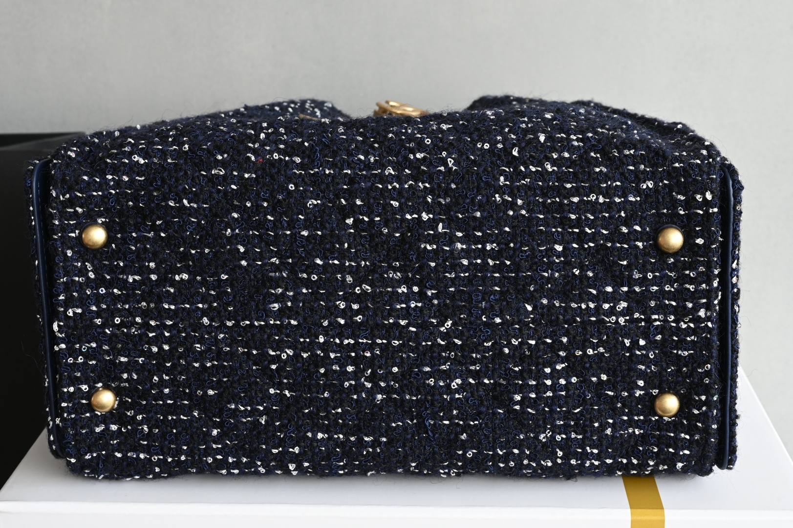 白金版▪️正品级 包装如图全新到货🆕𝗖𝗵𝗮𝗻𝗲𝟭 𝟮𝟱𝗕𝗮𝗴嬉皮𝗁𝗈𝖻𝗈小号 海军蓝珠片毛呢专柜售价𝟦𝟥