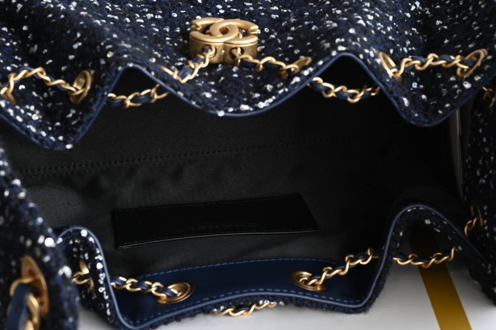 白金版▪️正品级 包装如图全新到货🆕𝗖𝗵𝗮𝗻𝗲𝟭 𝟮𝟱𝗕𝗮𝗴嬉皮𝗁𝗈𝖻𝗈小号 海军蓝珠片毛呢专柜售价𝟦𝟥