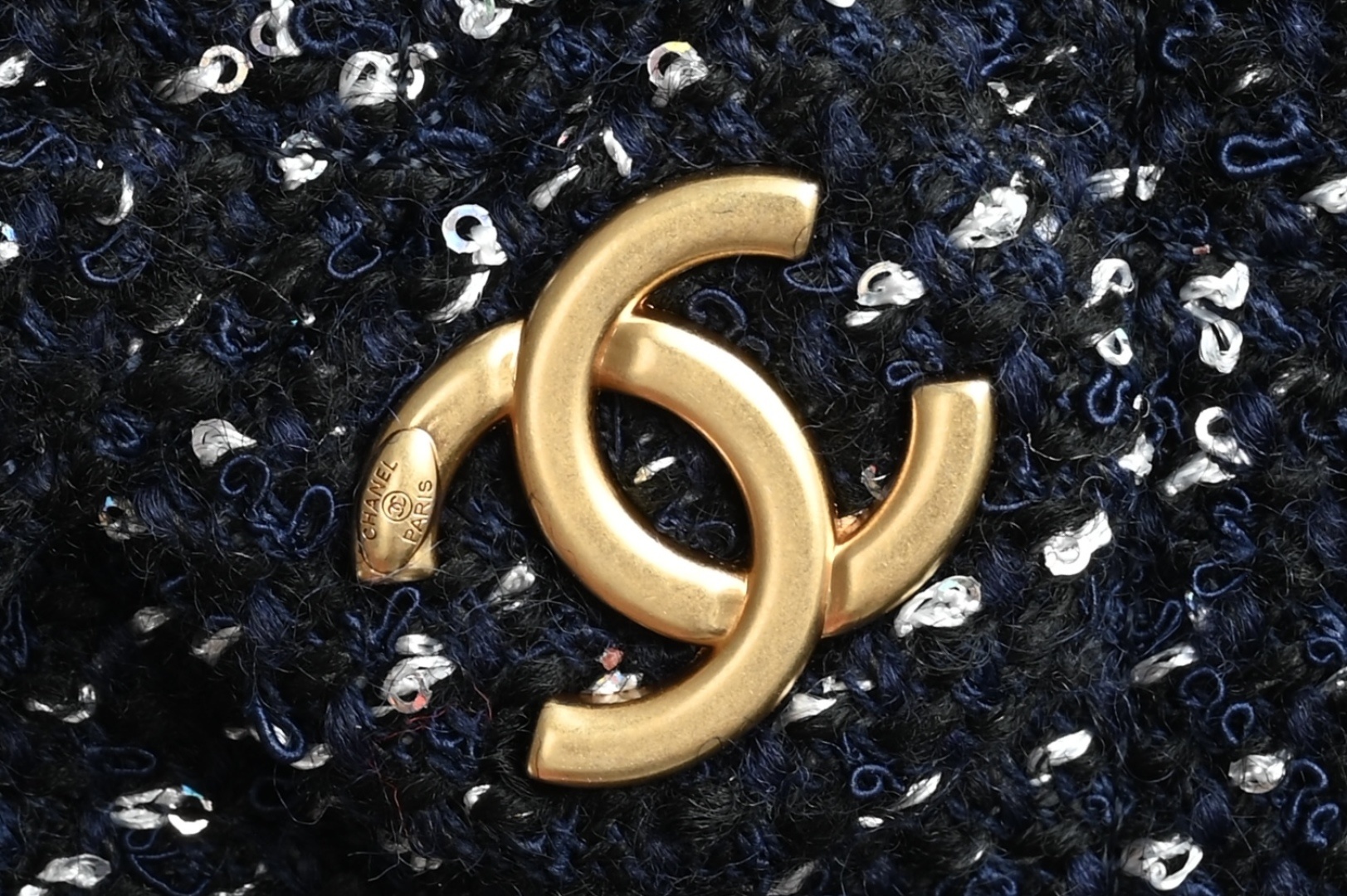 白金版▪️正品级 包装如图全新到货🆕𝗖𝗵𝗮𝗻𝗲𝟭 𝟮𝟱𝗕𝗮𝗴嬉皮𝗁𝗈𝖻𝗈小号 海军蓝珠片毛呢专柜售价𝟦𝟥