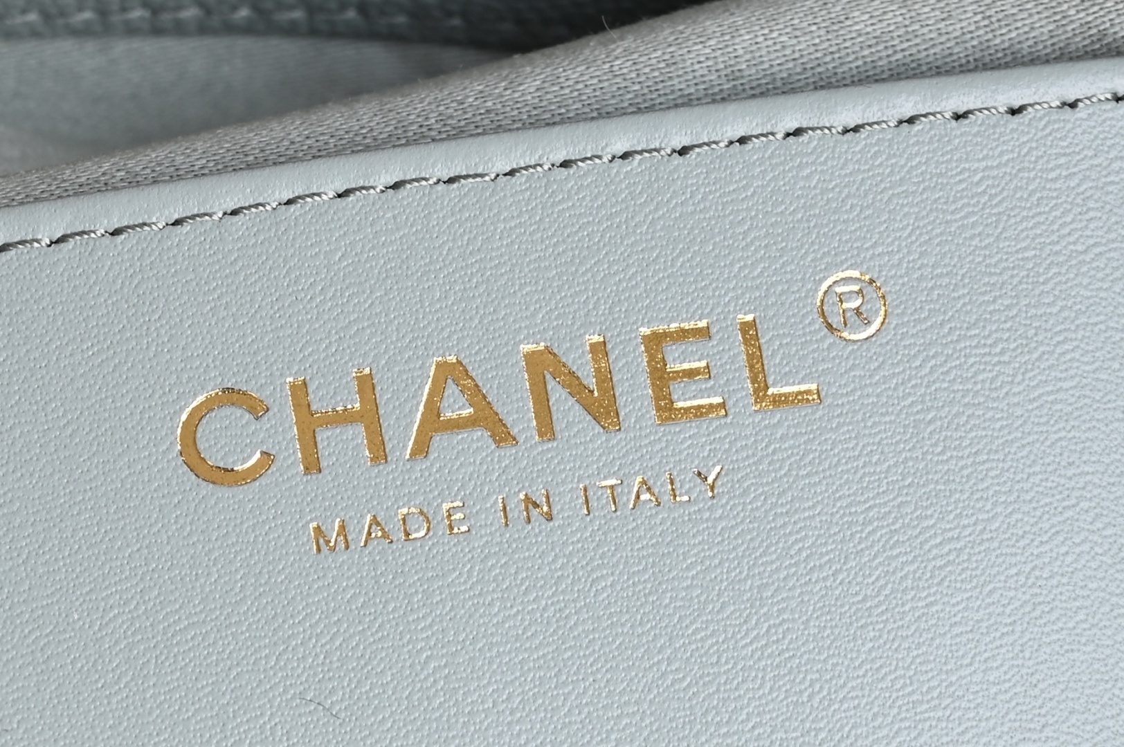 白金版▪️正品级 包装如图全新到货🆕𝗖𝗵𝗮𝗻𝗲𝟭 𝟮𝟓𝐀𝟐𝟓𝐁𝐚𝐠嬉皮购物包小号 雾霾蓝专柜售价𝟦𝟩𝟪𝟢