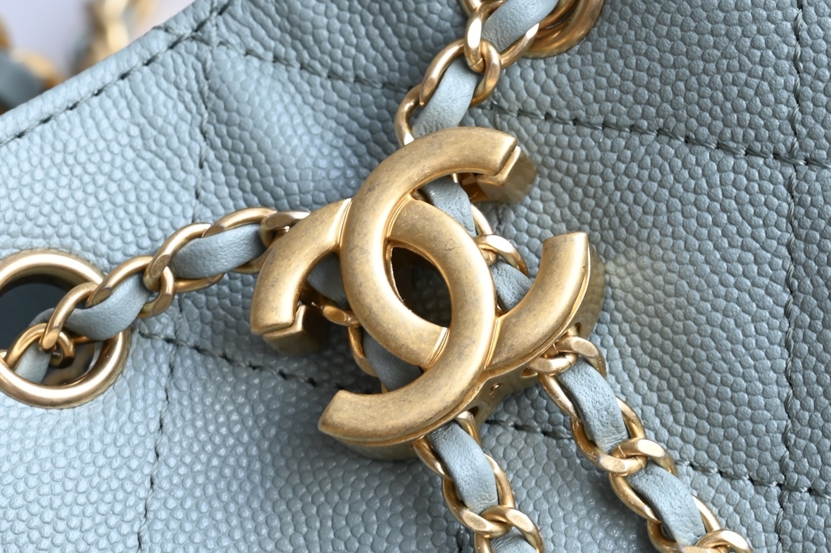 白金版▪️正品级 包装如图全新到货🆕𝗖𝗵𝗮𝗻𝗲𝟭 𝟮𝟓𝐀𝟐𝟓𝐁𝐚𝐠嬉皮购物包小号 雾霾蓝专柜售价𝟦𝟩𝟪𝟢