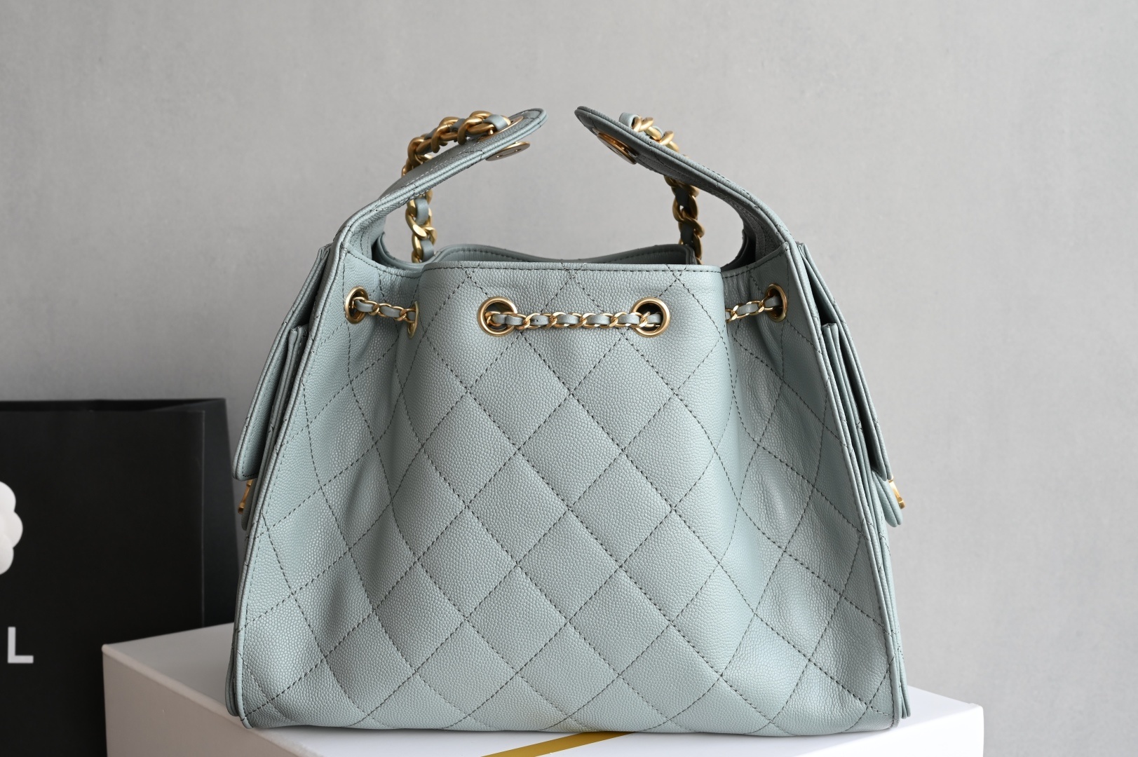 白金版▪️正品级 包装如图全新到货🆕𝗖𝗵𝗮𝗻𝗲𝟭 𝟮𝟓𝐀𝟐𝟓𝐁𝐚𝐠嬉皮购物包小号 雾霾蓝专柜售价𝟦𝟩𝟪𝟢