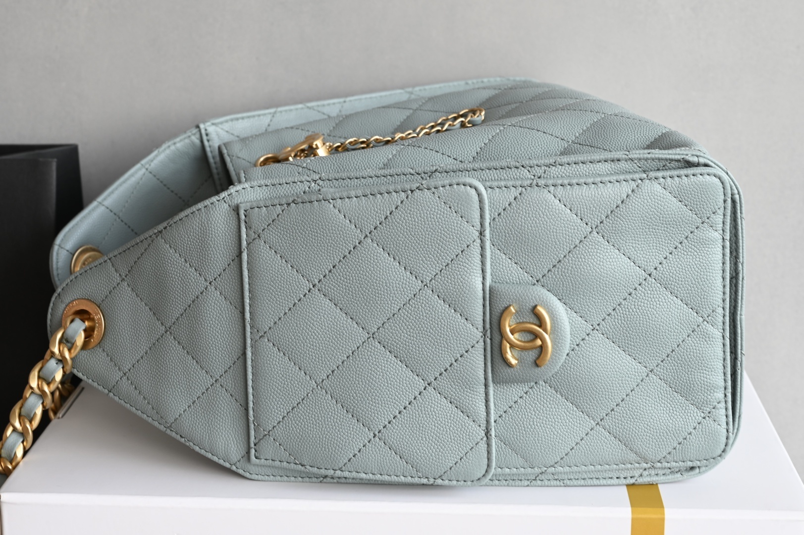 白金版▪️正品级 包装如图全新到货🆕𝗖𝗵𝗮𝗻𝗲𝟭 𝟮𝟓𝐀𝟐𝟓𝐁𝐚𝐠嬉皮购物包小号 雾霾蓝专柜售价𝟦𝟩𝟪𝟢