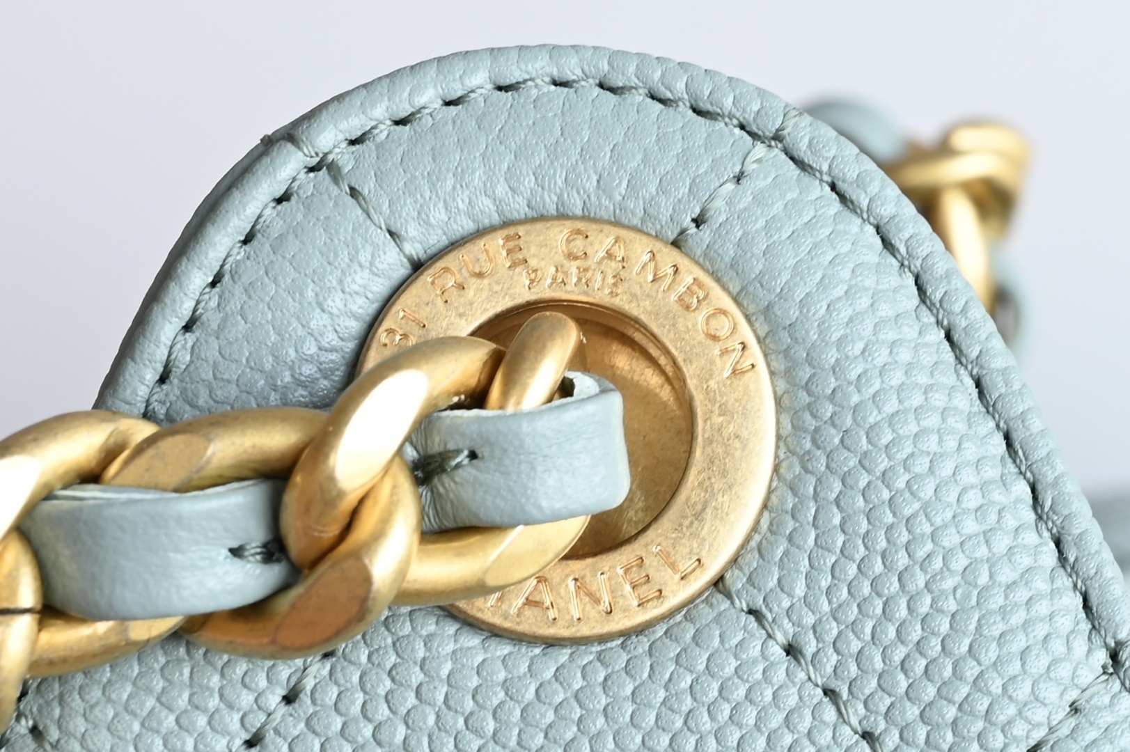 白金版▪️正品级 包装如图全新到货🆕𝗖𝗵𝗮𝗻𝗲𝟭 𝟮𝟓𝐀𝟐𝟓𝐁𝐚𝐠嬉皮购物包小号 雾霾蓝专柜售价𝟦𝟩𝟪𝟢