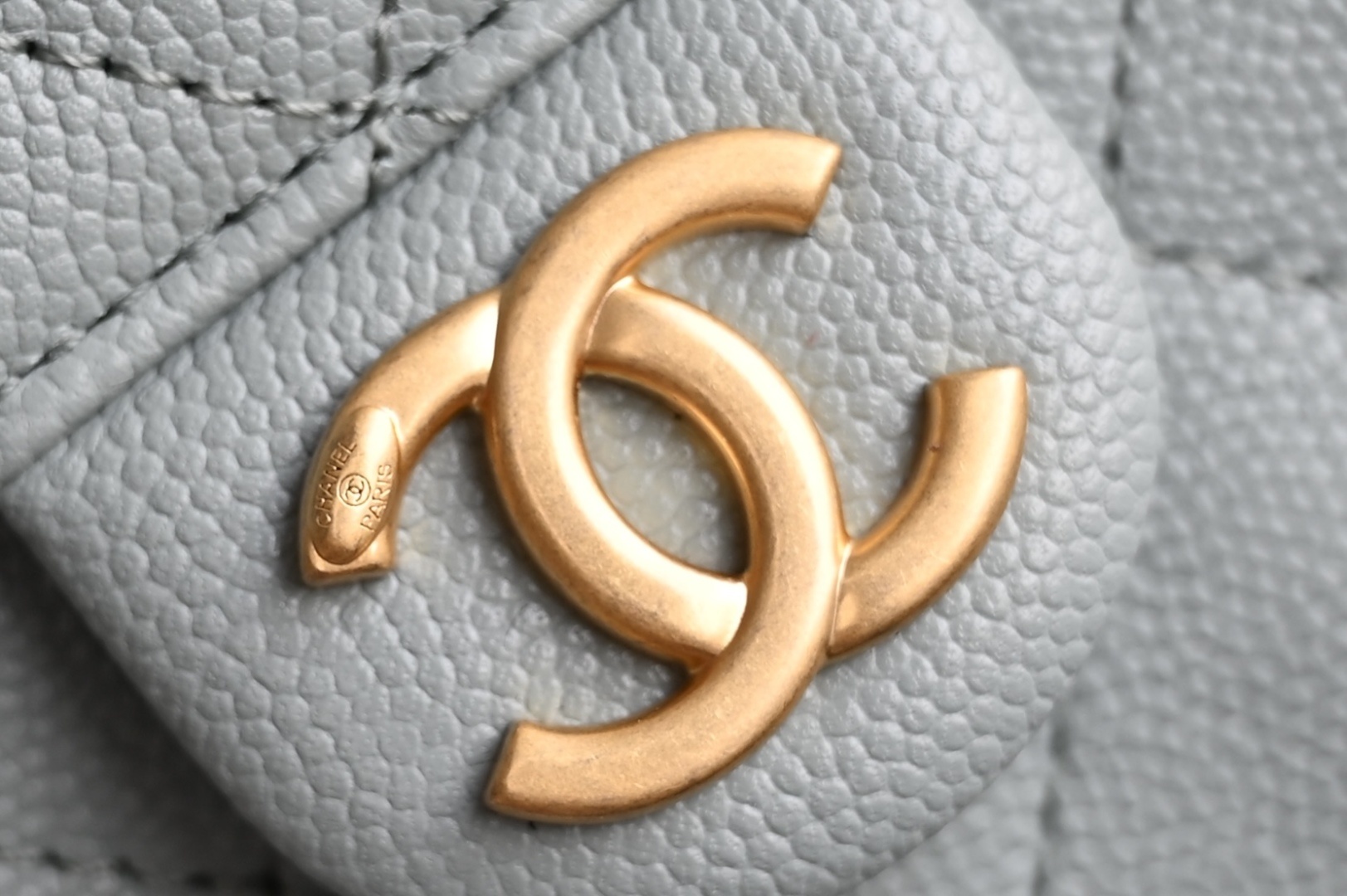 白金版▪️正品级 包装如图全新到货🆕𝗖𝗵𝗮𝗻𝗲𝟭 𝟮𝟓𝐀𝟐𝟓𝐁𝐚𝐠嬉皮购物包小号 雾霾蓝专柜售价𝟦𝟩𝟪𝟢