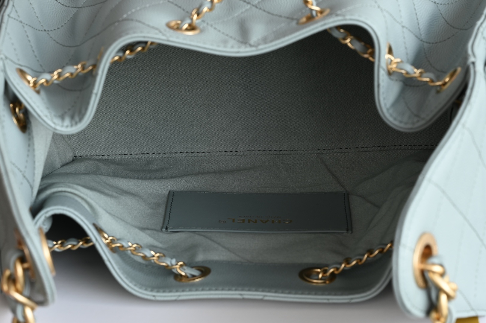 白金版▪️正品级 包装如图全新到货🆕𝗖𝗵𝗮𝗻𝗲𝟭 𝟮𝟓𝐀𝟐𝟓𝐁𝐚𝐠嬉皮购物包小号 雾霾蓝专柜售价𝟦𝟩𝟪𝟢