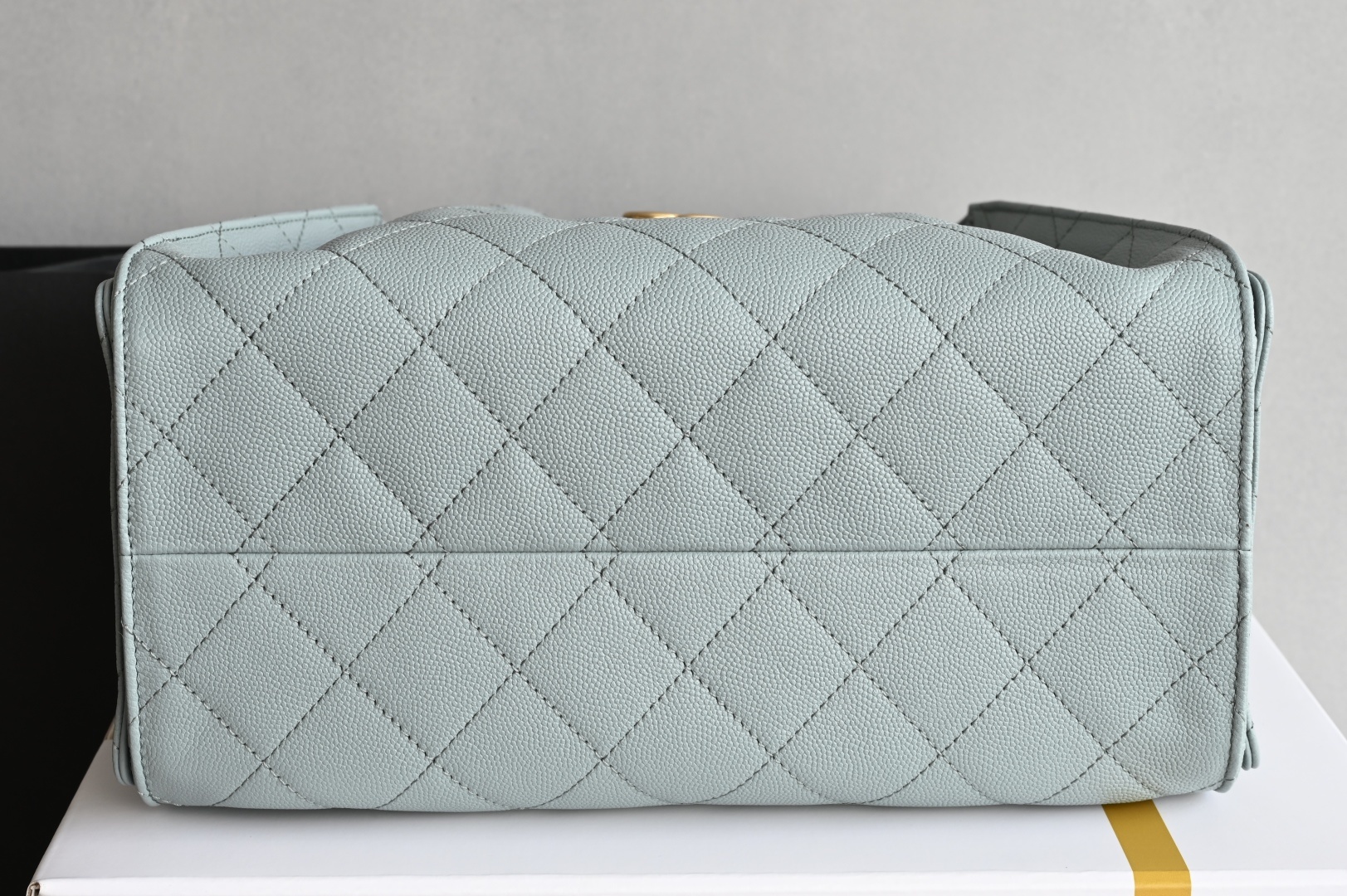 白金版▪️正品级 包装如图全新到货🆕𝗖𝗵𝗮𝗻𝗲𝟭 𝟮𝟓𝐀𝟐𝟓𝐁𝐚𝐠嬉皮购物包小号 雾霾蓝专柜售价𝟦𝟩𝟪𝟢