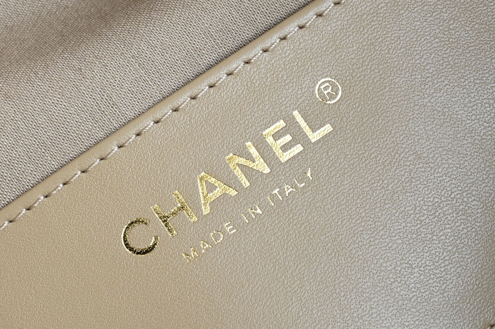 白金版▪️正品级 包装如图全新到货🆕𝗖𝗵𝗮𝗻𝗲𝟭 𝟮𝟓𝐀𝟐𝟓𝐁𝐚𝐠嬉皮购物包小号 古铜色专柜售价𝟦𝟩𝟪𝟢