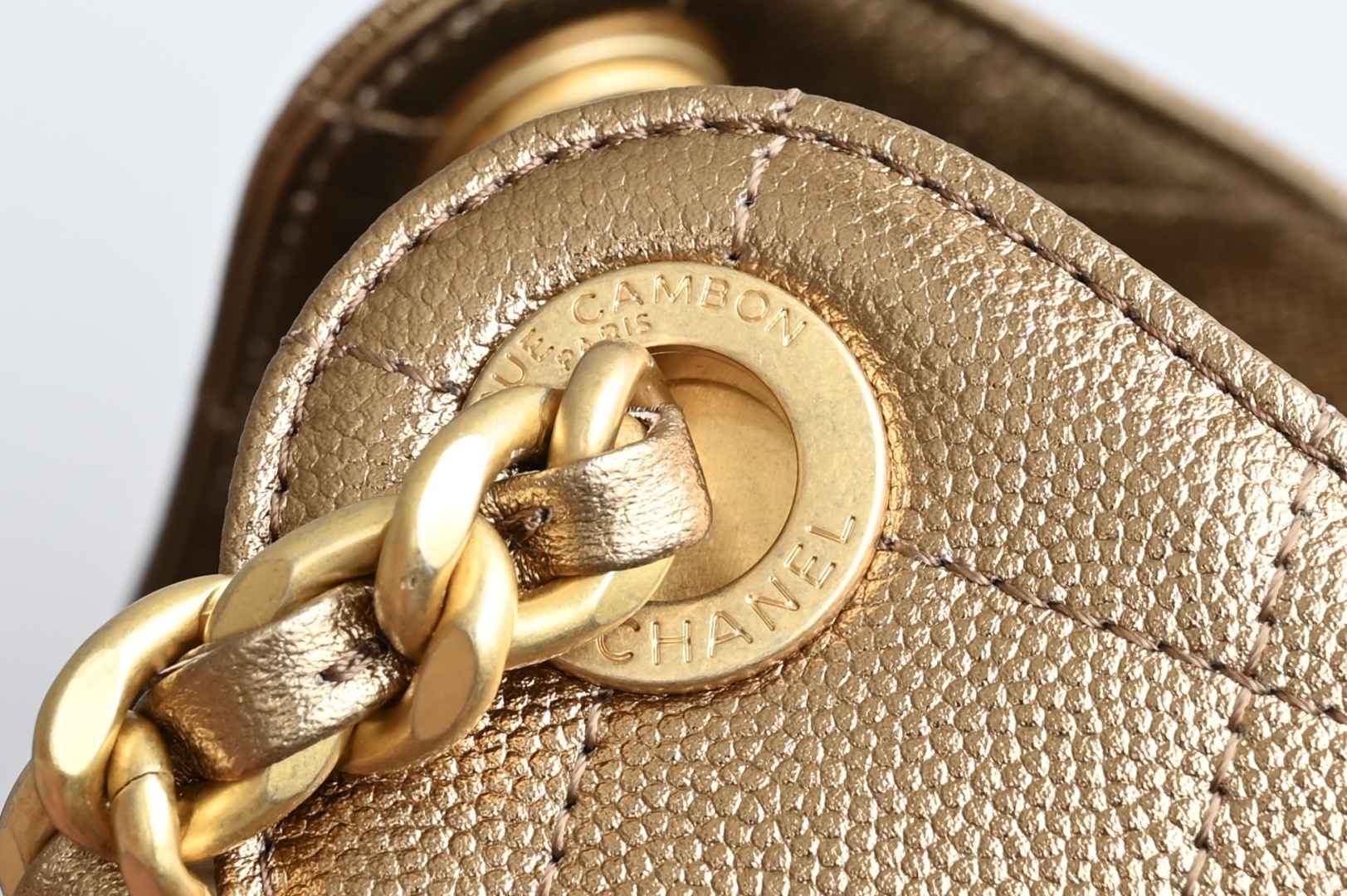 白金版▪️正品级 包装如图全新到货🆕𝗖𝗵𝗮𝗻𝗲𝟭 𝟮𝟓𝐀𝟐𝟓𝐁𝐚𝐠嬉皮购物包小号 古铜色专柜售价𝟦𝟩𝟪𝟢