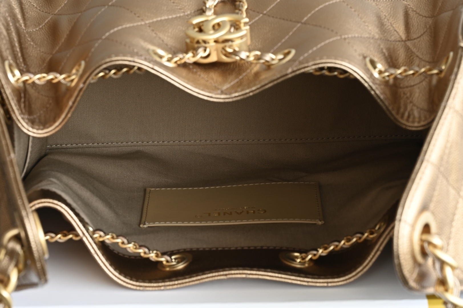 白金版▪️正品级 包装如图全新到货🆕𝗖𝗵𝗮𝗻𝗲𝟭 𝟮𝟓𝐀𝟐𝟓𝐁𝐚𝐠嬉皮购物包小号 古铜色专柜售价𝟦𝟩𝟪𝟢