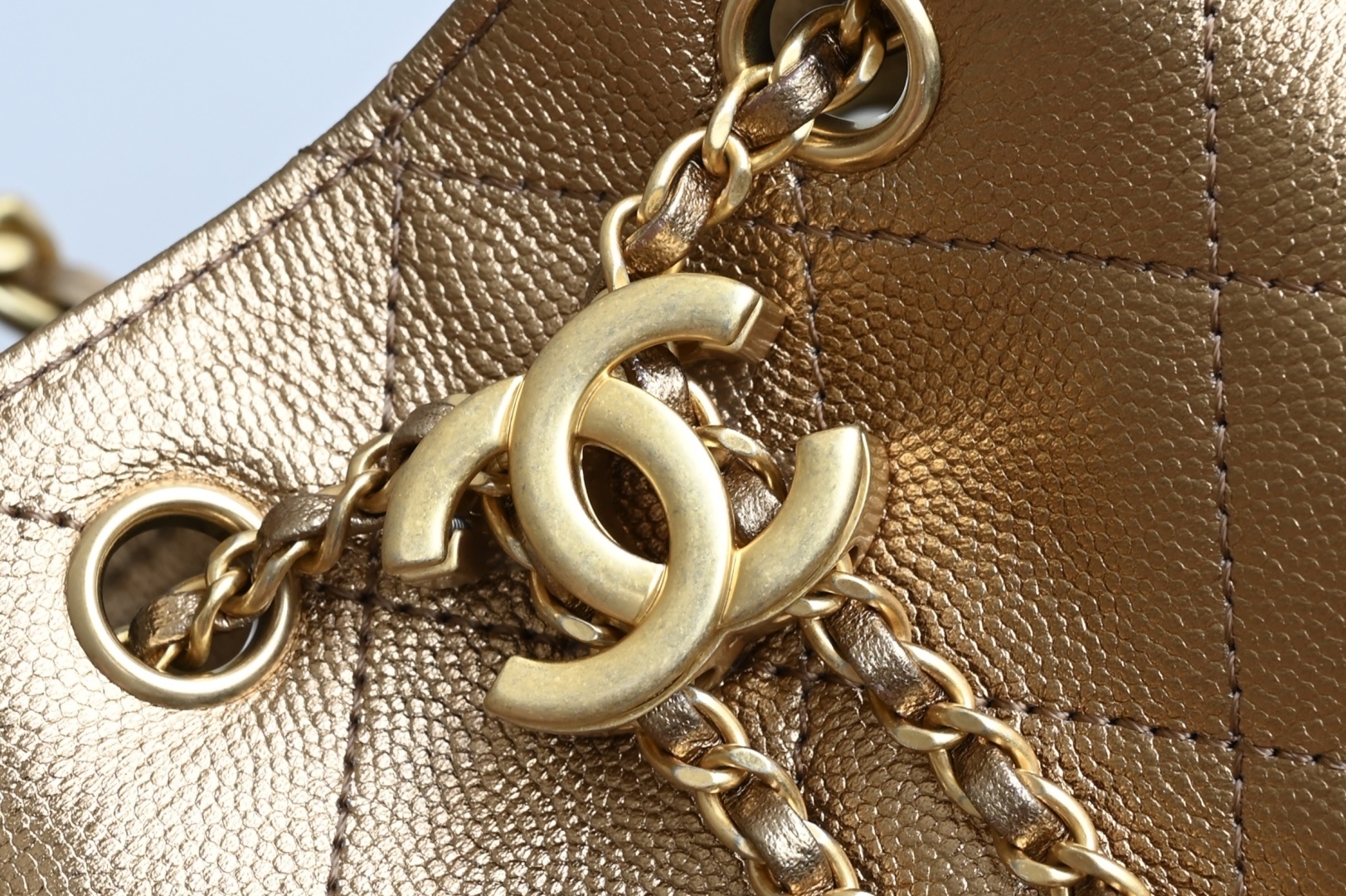 白金版▪️正品级 包装如图全新到货🆕𝗖𝗵𝗮𝗻𝗲𝟭 𝟮𝟓𝐀𝟐𝟓𝐁𝐚𝐠嬉皮购物包小号 古铜色专柜售价𝟦𝟩𝟪𝟢