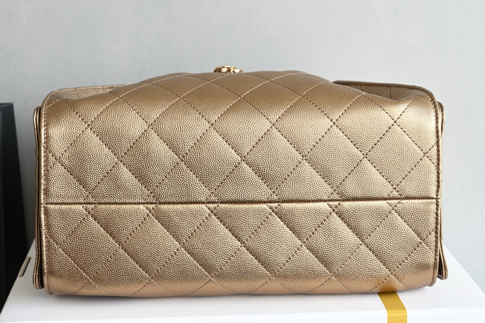 白金版▪️正品级 包装如图全新到货🆕𝗖𝗵𝗮𝗻𝗲𝟭 𝟮𝟓𝐀𝟐𝟓𝐁𝐚𝐠嬉皮购物包小号 古铜色专柜售价𝟦𝟩𝟪𝟢