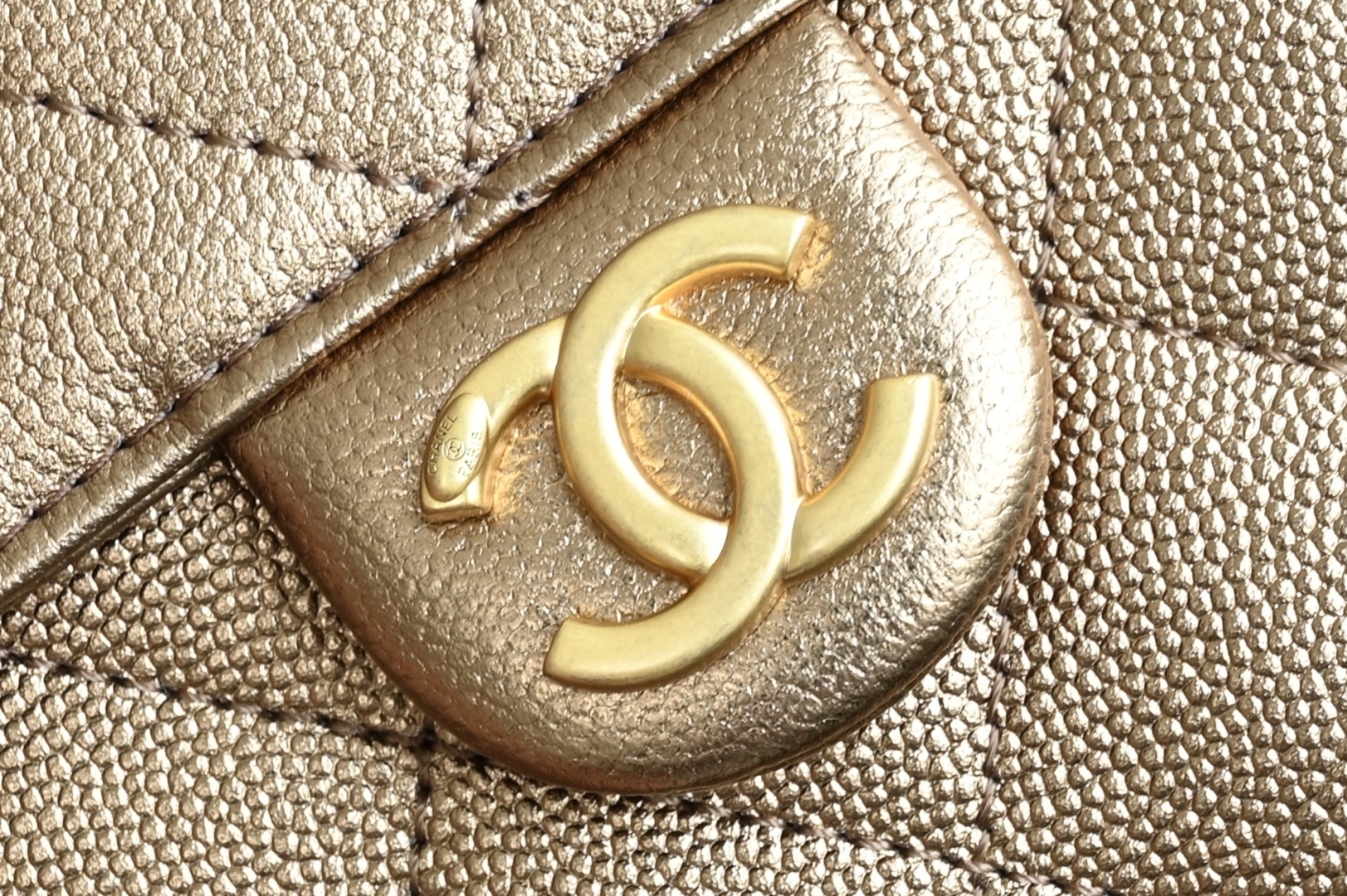 白金版▪️正品级 包装如图全新到货🆕𝗖𝗵𝗮𝗻𝗲𝟭 𝟮𝟓𝐀𝟐𝟓𝐁𝐚𝐠嬉皮购物包小号 古铜色专柜售价𝟦𝟩𝟪𝟢