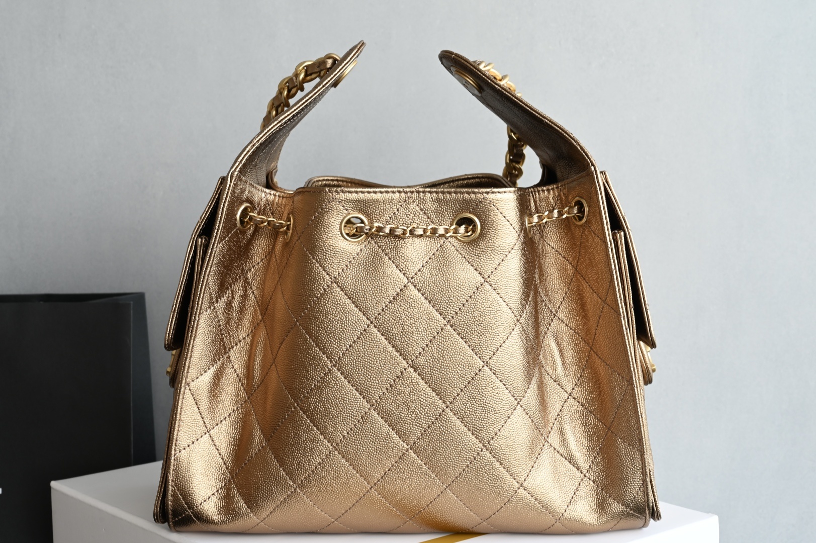 白金版▪️正品级 包装如图全新到货🆕𝗖𝗵𝗮𝗻𝗲𝟭 𝟮𝟓𝐀𝟐𝟓𝐁𝐚𝐠嬉皮购物包小号 古铜色专柜售价𝟦𝟩𝟪𝟢