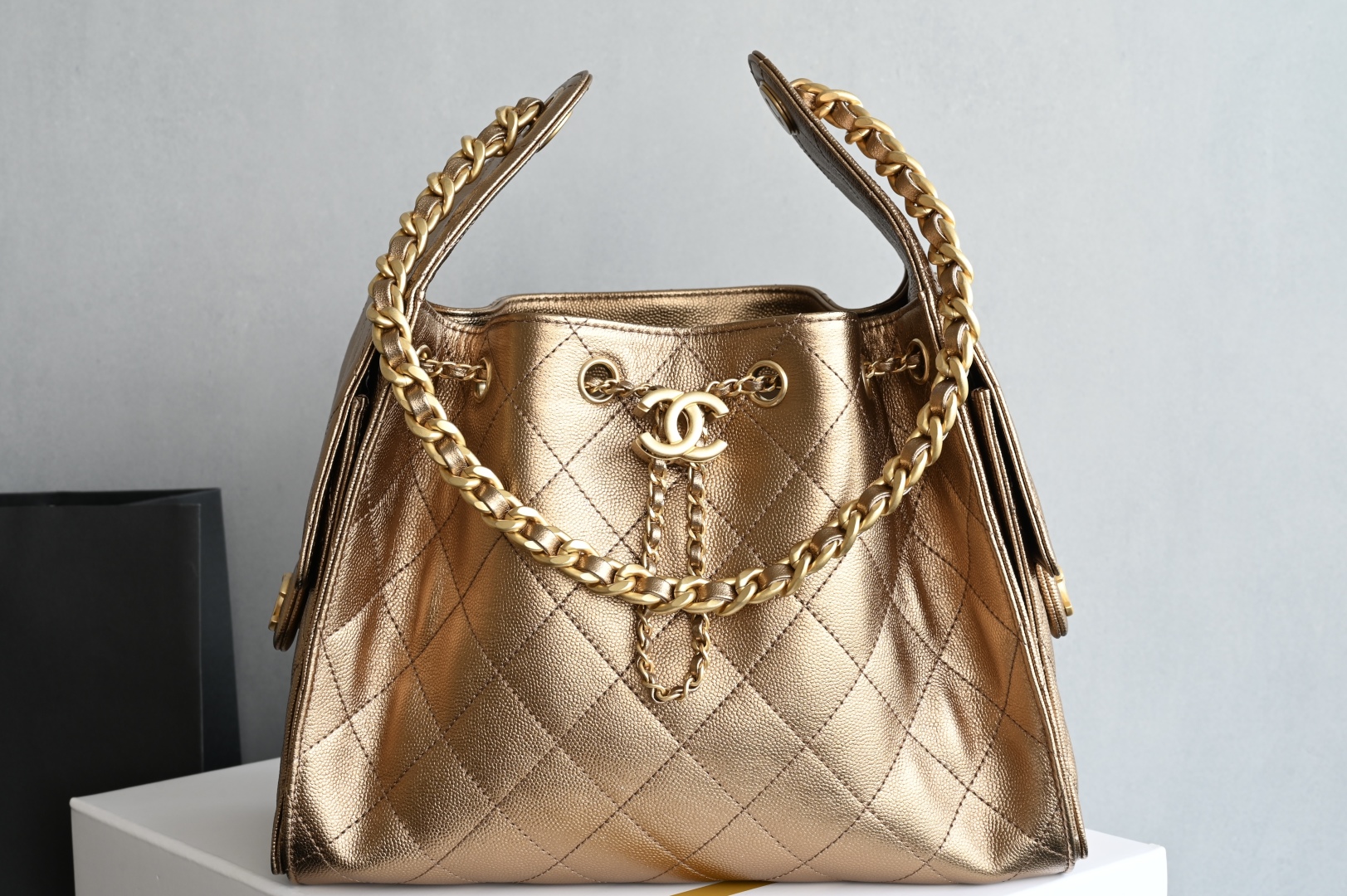 白金版▪️正品级 包装如图全新到货🆕𝗖𝗵𝗮𝗻𝗲𝟭 𝟮𝟓𝐀𝟐𝟓𝐁𝐚𝐠嬉皮购物包小号 古铜色专柜售价𝟦𝟩𝟪𝟢