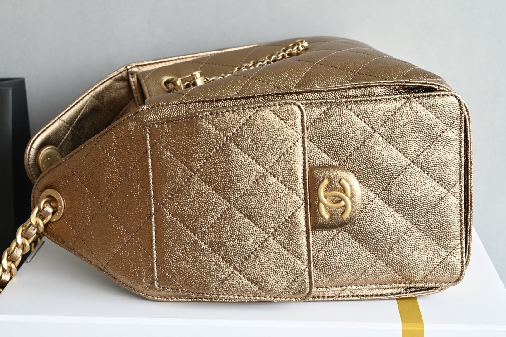 白金版▪️正品级 包装如图全新到货🆕𝗖𝗵𝗮𝗻𝗲𝟭 𝟮𝟓𝐀𝟐𝟓𝐁𝐚𝐠嬉皮购物包小号 古铜色专柜售价𝟦𝟩𝟪𝟢