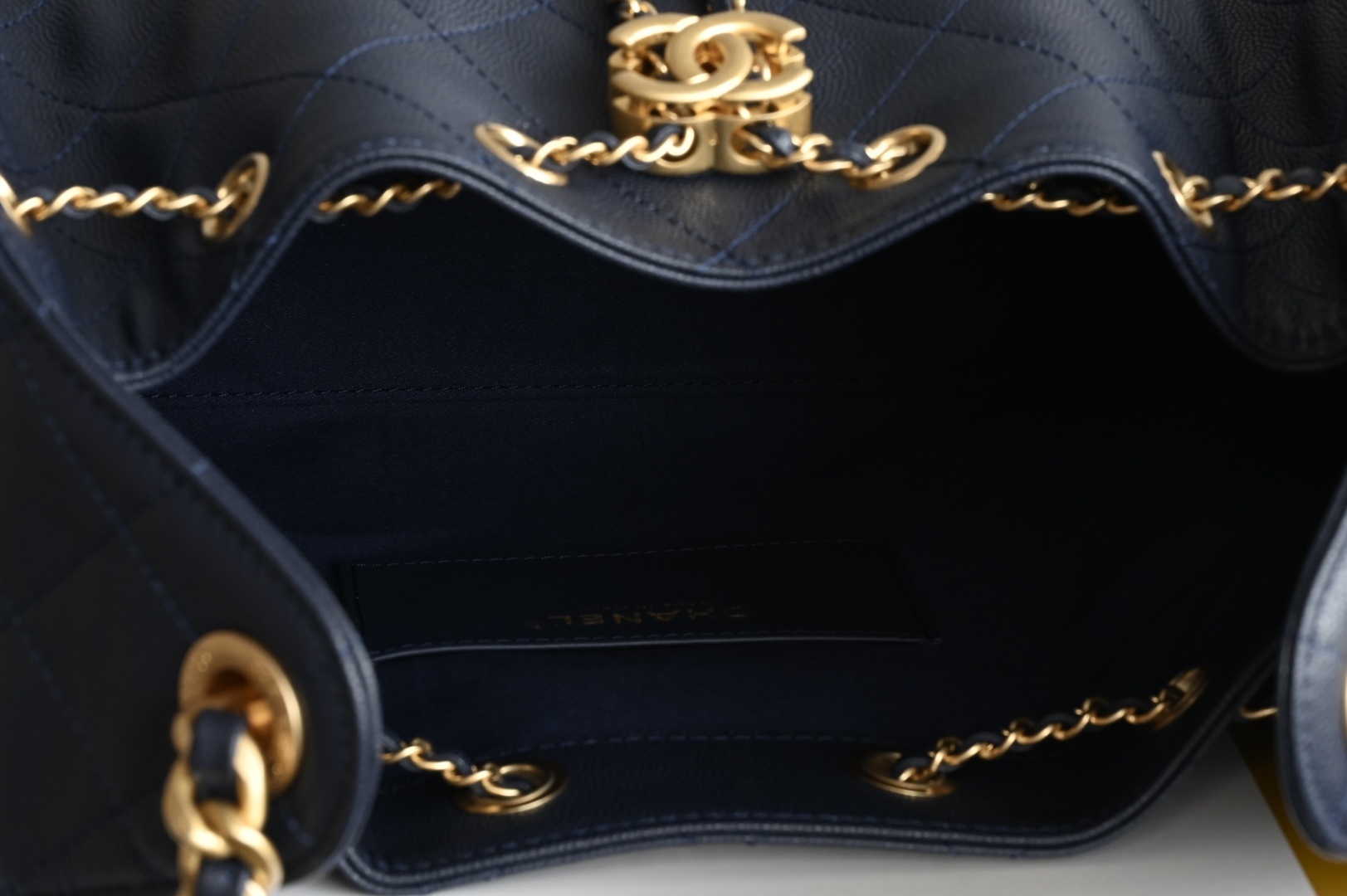 白金版▪️正品级 包装如图全新到货🆕𝗖𝗵𝗮𝗻𝗲𝟭 𝟮𝟓𝐀𝟐𝟓𝐁𝐚𝐠嬉皮购物包小号 深蓝专柜售价𝟦𝟩𝟪𝟢𝟢