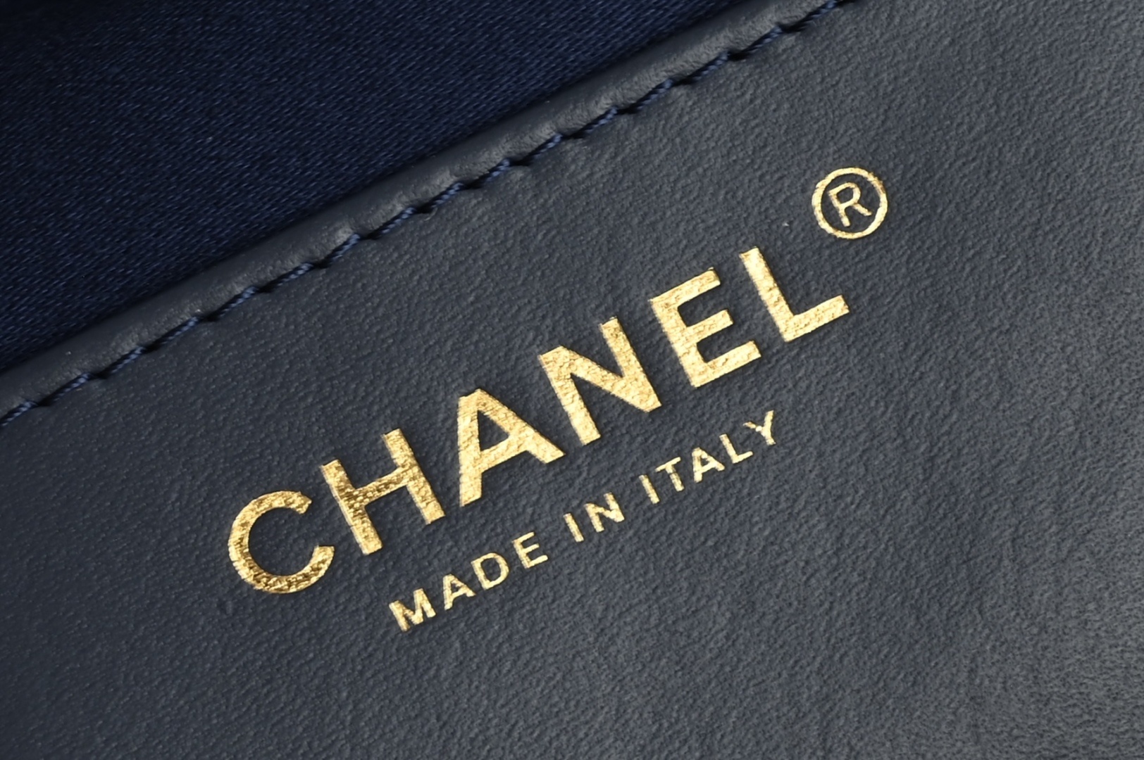 白金版▪️正品级 包装如图全新到货🆕𝗖𝗵𝗮𝗻𝗲𝟭 𝟮𝟓𝐀𝟐𝟓𝐁𝐚𝐠嬉皮购物包小号 深蓝专柜售价𝟦𝟩𝟪𝟢𝟢