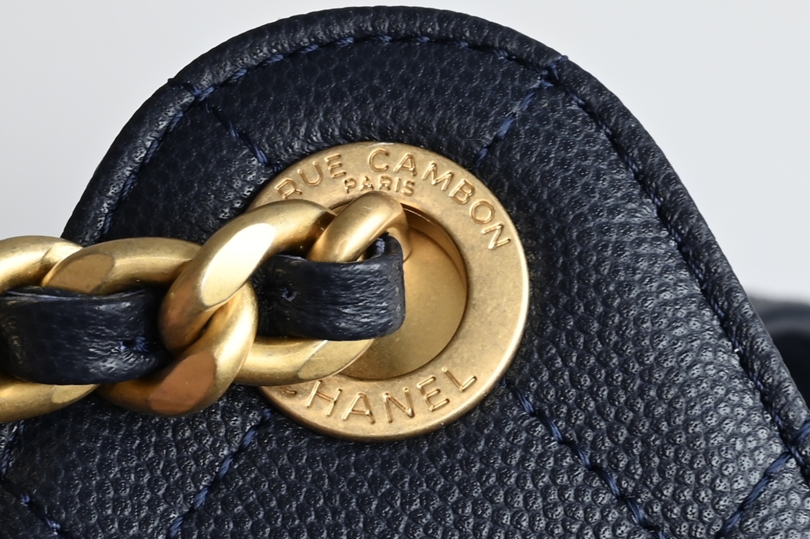 白金版▪️正品级 包装如图全新到货🆕𝗖𝗵𝗮𝗻𝗲𝟭 𝟮𝟓𝐀𝟐𝟓𝐁𝐚𝐠嬉皮购物包小号 深蓝专柜售价𝟦𝟩𝟪𝟢𝟢