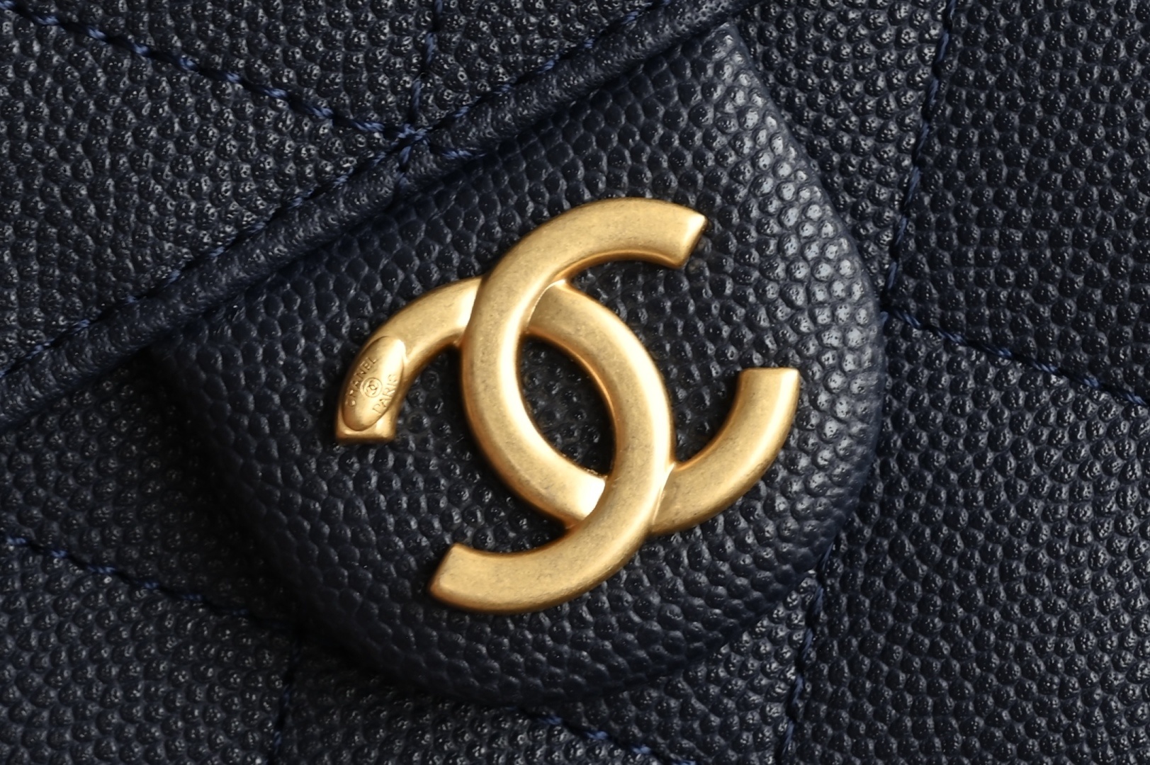 白金版▪️正品级 包装如图全新到货🆕𝗖𝗵𝗮𝗻𝗲𝟭 𝟮𝟓𝐀𝟐𝟓𝐁𝐚𝐠嬉皮购物包小号 深蓝专柜售价𝟦𝟩𝟪𝟢𝟢