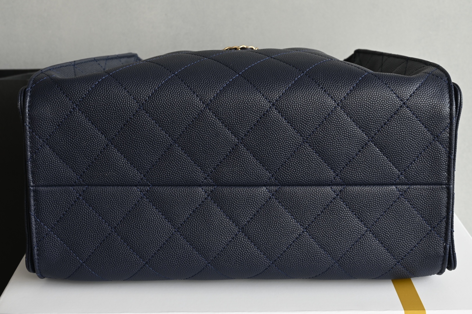 白金版▪️正品级 包装如图全新到货🆕𝗖𝗵𝗮𝗻𝗲𝟭 𝟮𝟓𝐀𝟐𝟓𝐁𝐚𝐠嬉皮购物包小号 深蓝专柜售价𝟦𝟩𝟪𝟢𝟢