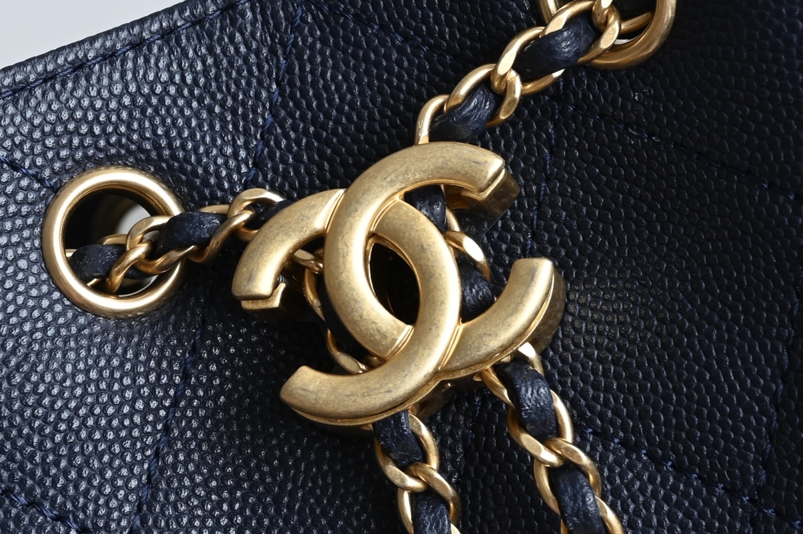 白金版▪️正品级 包装如图全新到货🆕𝗖𝗵𝗮𝗻𝗲𝟭 𝟮𝟓𝐀𝟐𝟓𝐁𝐚𝐠嬉皮购物包小号 深蓝专柜售价𝟦𝟩𝟪𝟢𝟢