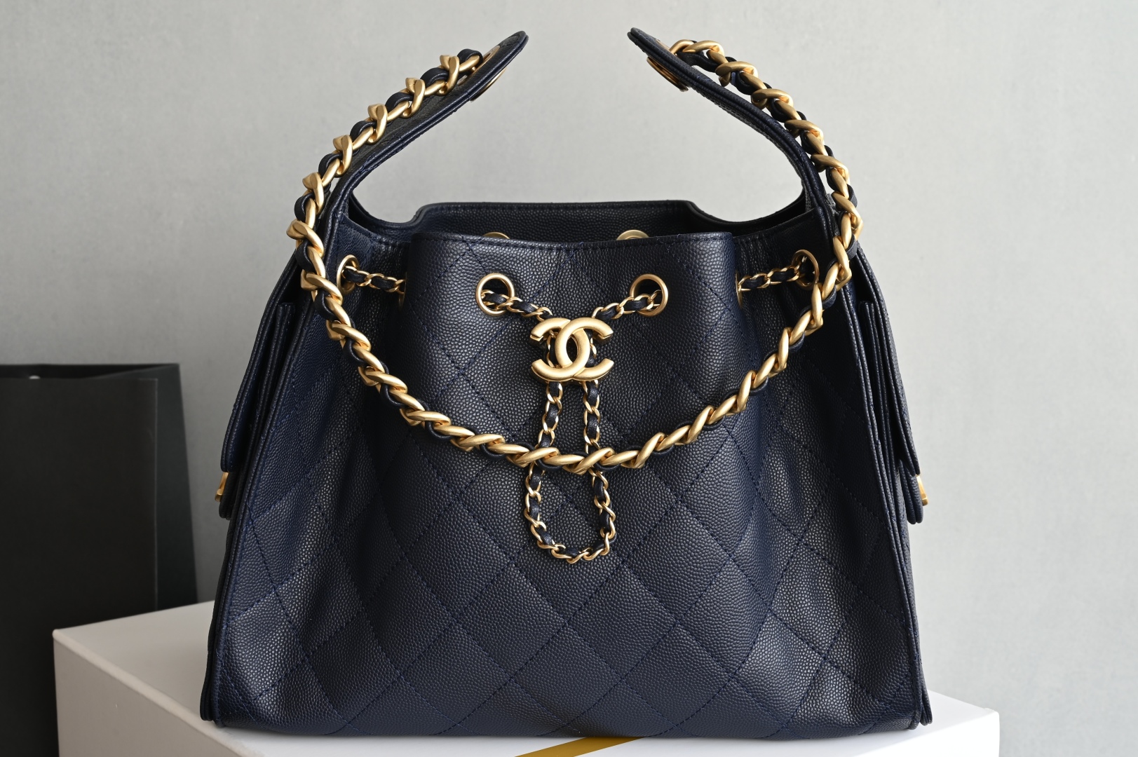 白金版▪️正品级 包装如图全新到货🆕𝗖𝗵𝗮𝗻𝗲𝟭 𝟮𝟓𝐀𝟐𝟓𝐁𝐚𝐠嬉皮购物包小号 深蓝专柜售价𝟦𝟩𝟪𝟢𝟢