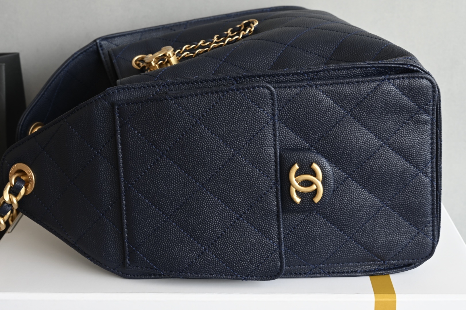 白金版▪️正品级 包装如图全新到货🆕𝗖𝗵𝗮𝗻𝗲𝟭 𝟮𝟓𝐀𝟐𝟓𝐁𝐚𝐠嬉皮购物包小号 深蓝专柜售价𝟦𝟩𝟪𝟢𝟢