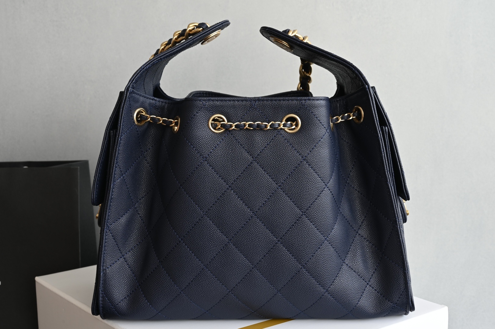 白金版▪️正品级 包装如图全新到货🆕𝗖𝗵𝗮𝗻𝗲𝟭 𝟮𝟓𝐀𝟐𝟓𝐁𝐚𝐠嬉皮购物包小号 深蓝专柜售价𝟦𝟩𝟪𝟢𝟢