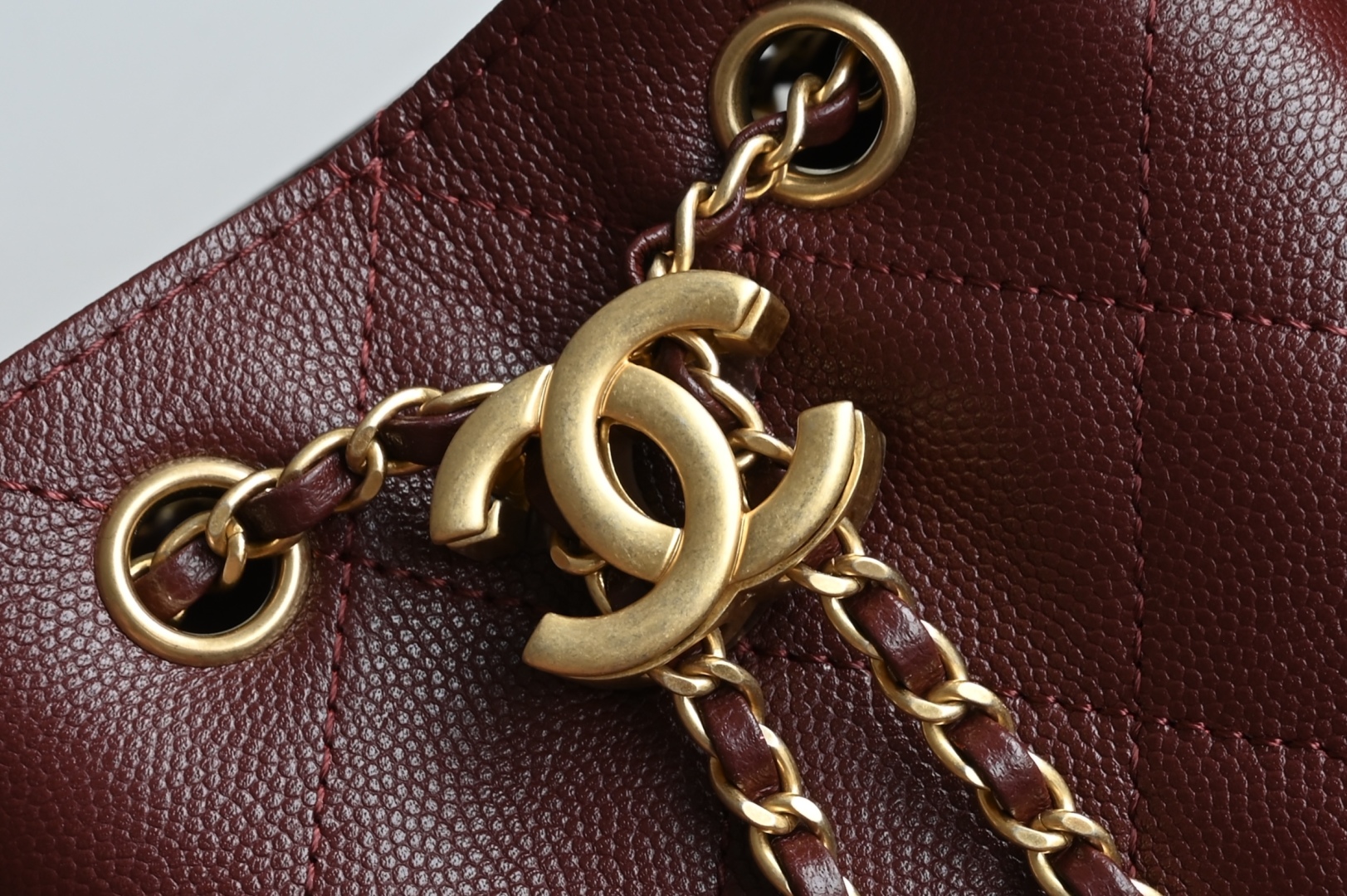 白金版▪️正品级 包装如图全新到货🆕𝗖𝗵𝗮𝗻𝗲𝟭 𝟮𝟓𝐀𝟐𝟓𝐁𝐚𝐠嬉皮购物包小号 酒红色专柜售价𝟦𝟩𝟪𝟢