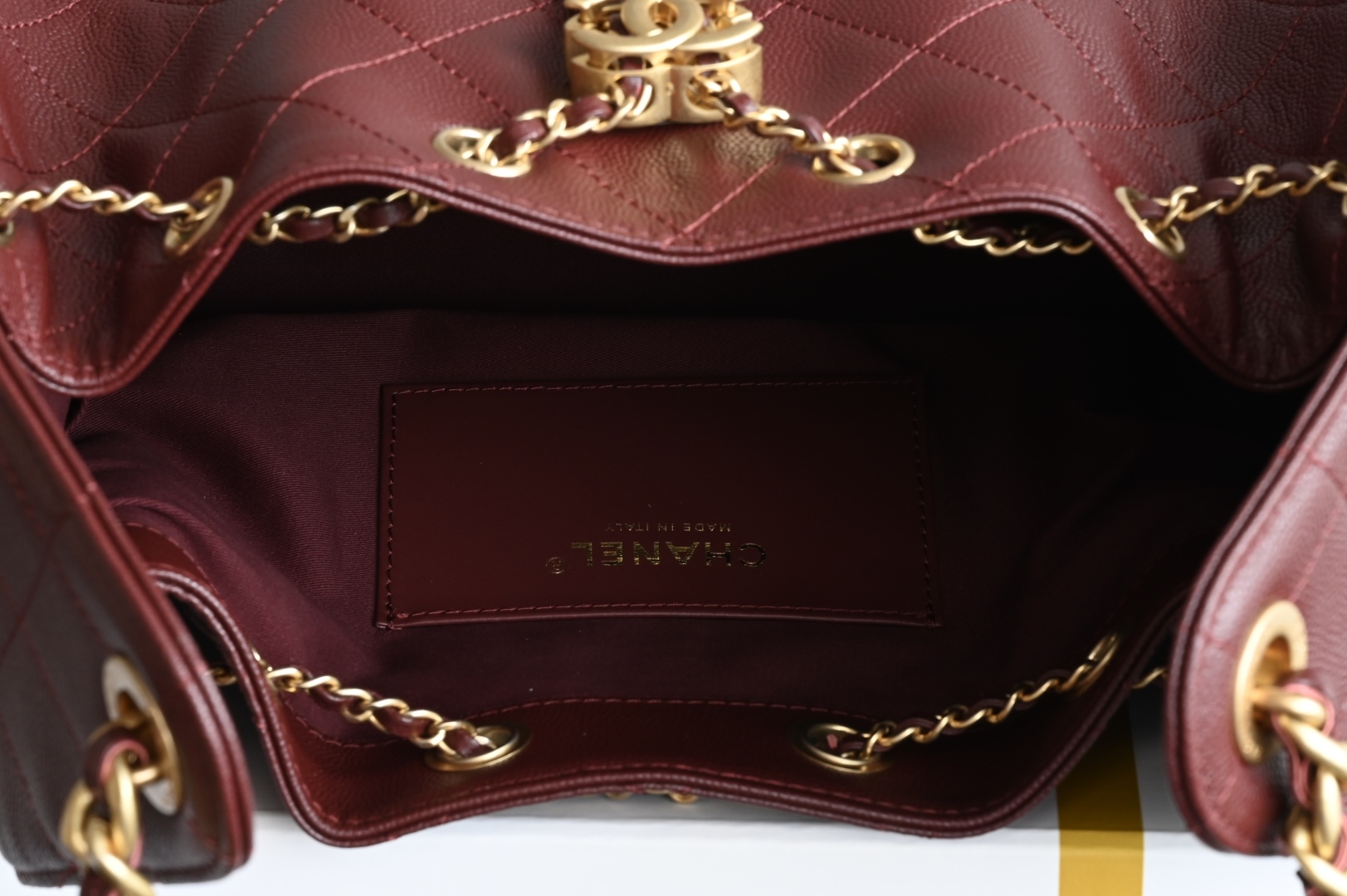 白金版▪️正品级 包装如图全新到货🆕𝗖𝗵𝗮𝗻𝗲𝟭 𝟮𝟓𝐀𝟐𝟓𝐁𝐚𝐠嬉皮购物包小号 酒红色专柜售价𝟦𝟩𝟪𝟢