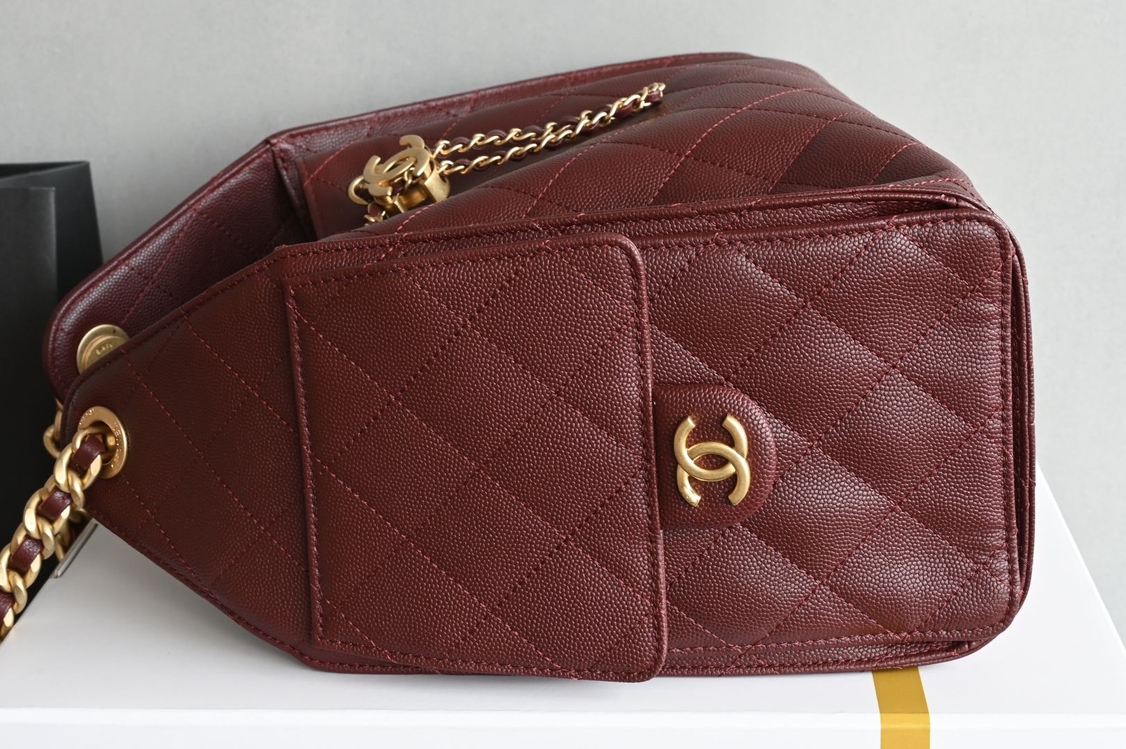 白金版▪️正品级 包装如图全新到货🆕𝗖𝗵𝗮𝗻𝗲𝟭 𝟮𝟓𝐀𝟐𝟓𝐁𝐚𝐠嬉皮购物包小号 酒红色专柜售价𝟦𝟩𝟪𝟢