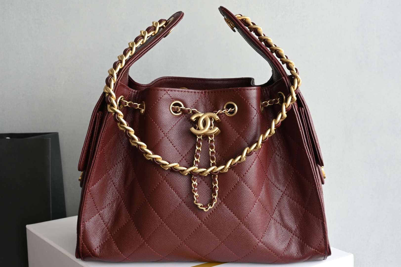 白金版▪️正品级 包装如图全新到货🆕𝗖𝗵𝗮𝗻𝗲𝟭 𝟮𝟓𝐀𝟐𝟓𝐁𝐚𝐠嬉皮购物包小号 酒红色专柜售价𝟦𝟩𝟪𝟢