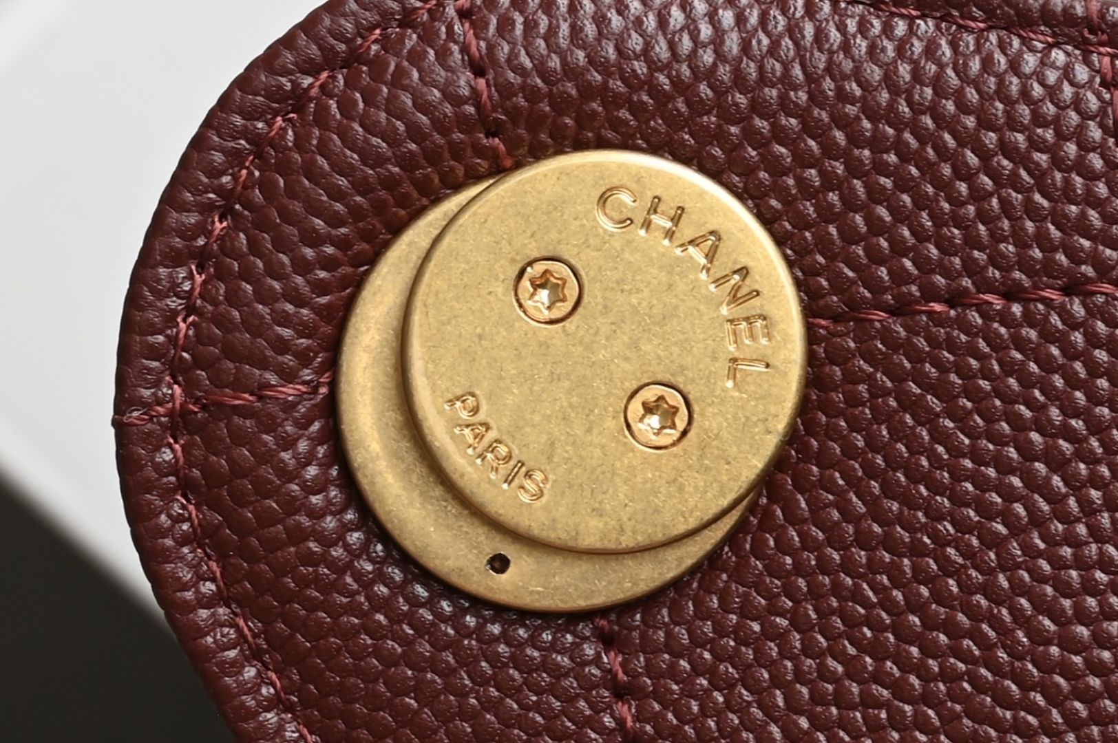 白金版▪️正品级 包装如图全新到货🆕𝗖𝗵𝗮𝗻𝗲𝟭 𝟮𝟓𝐀𝟐𝟓𝐁𝐚𝐠嬉皮购物包小号 酒红色专柜售价𝟦𝟩𝟪𝟢