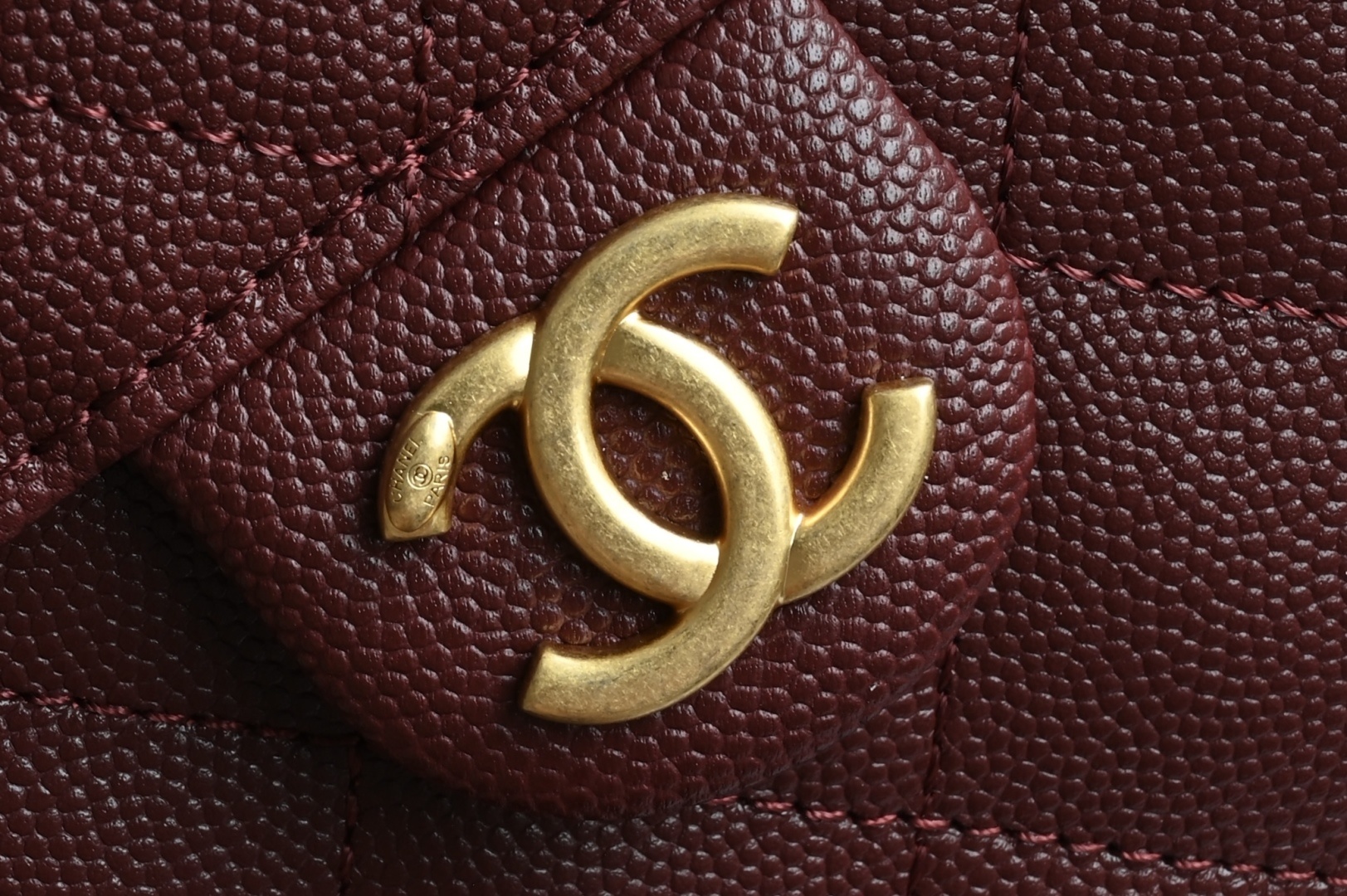 白金版▪️正品级 包装如图全新到货🆕𝗖𝗵𝗮𝗻𝗲𝟭 𝟮𝟓𝐀𝟐𝟓𝐁𝐚𝐠嬉皮购物包小号 酒红色专柜售价𝟦𝟩𝟪𝟢