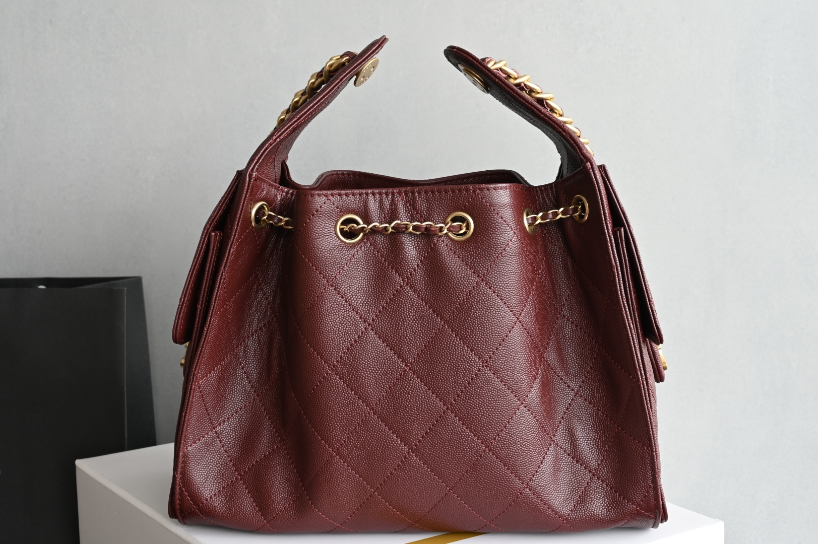 白金版▪️正品级 包装如图全新到货🆕𝗖𝗵𝗮𝗻𝗲𝟭 𝟮𝟓𝐀𝟐𝟓𝐁𝐚𝐠嬉皮购物包小号 酒红色专柜售价𝟦𝟩𝟪𝟢