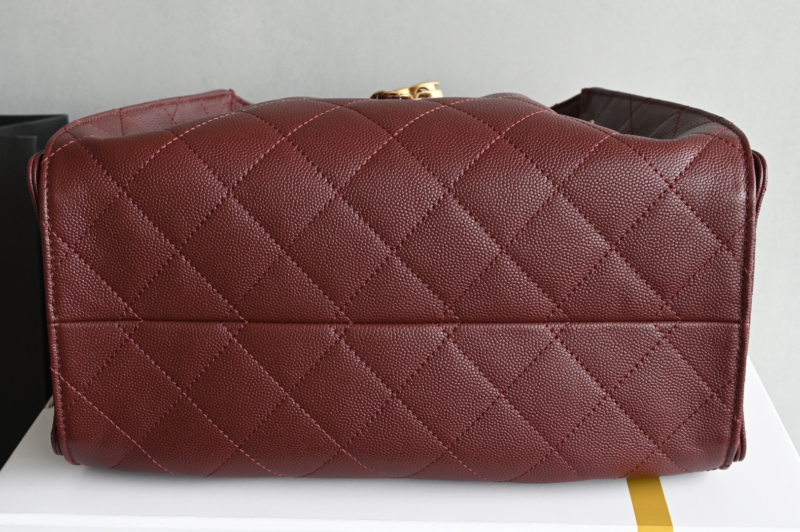 白金版▪️正品级 包装如图全新到货🆕𝗖𝗵𝗮𝗻𝗲𝟭 𝟮𝟓𝐀𝟐𝟓𝐁𝐚𝐠嬉皮购物包小号 酒红色专柜售价𝟦𝟩𝟪𝟢