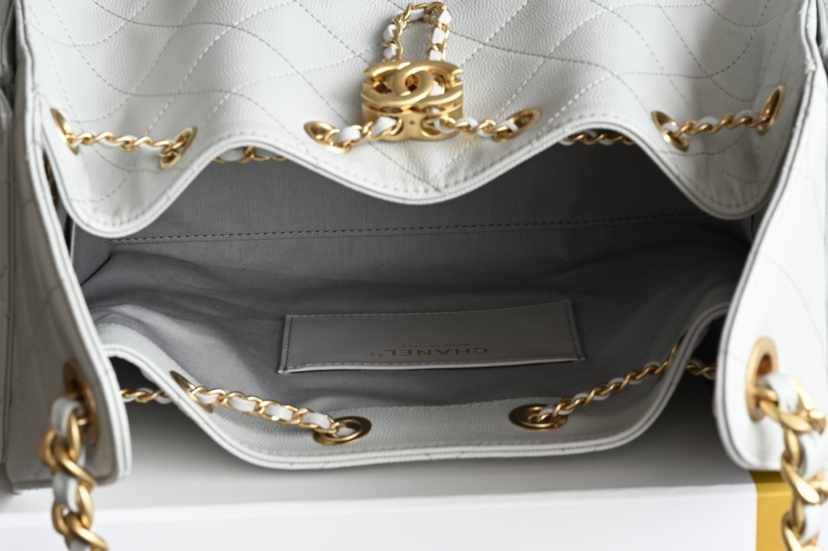 白金版▪️正品级 包装如图全新到货🆕𝗖𝗵𝗮𝗻𝗲𝟭 𝟮𝟓𝐀𝟐𝟓𝐁𝐚𝐠嬉皮购物包小号 浅灰专柜售价𝟦𝟩𝟪𝟢𝟢