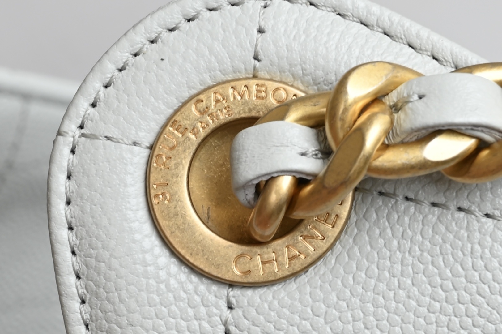 白金版▪️正品级 包装如图全新到货🆕𝗖𝗵𝗮𝗻𝗲𝟭 𝟮𝟓𝐀𝟐𝟓𝐁𝐚𝐠嬉皮购物包小号 浅灰专柜售价𝟦𝟩𝟪𝟢𝟢