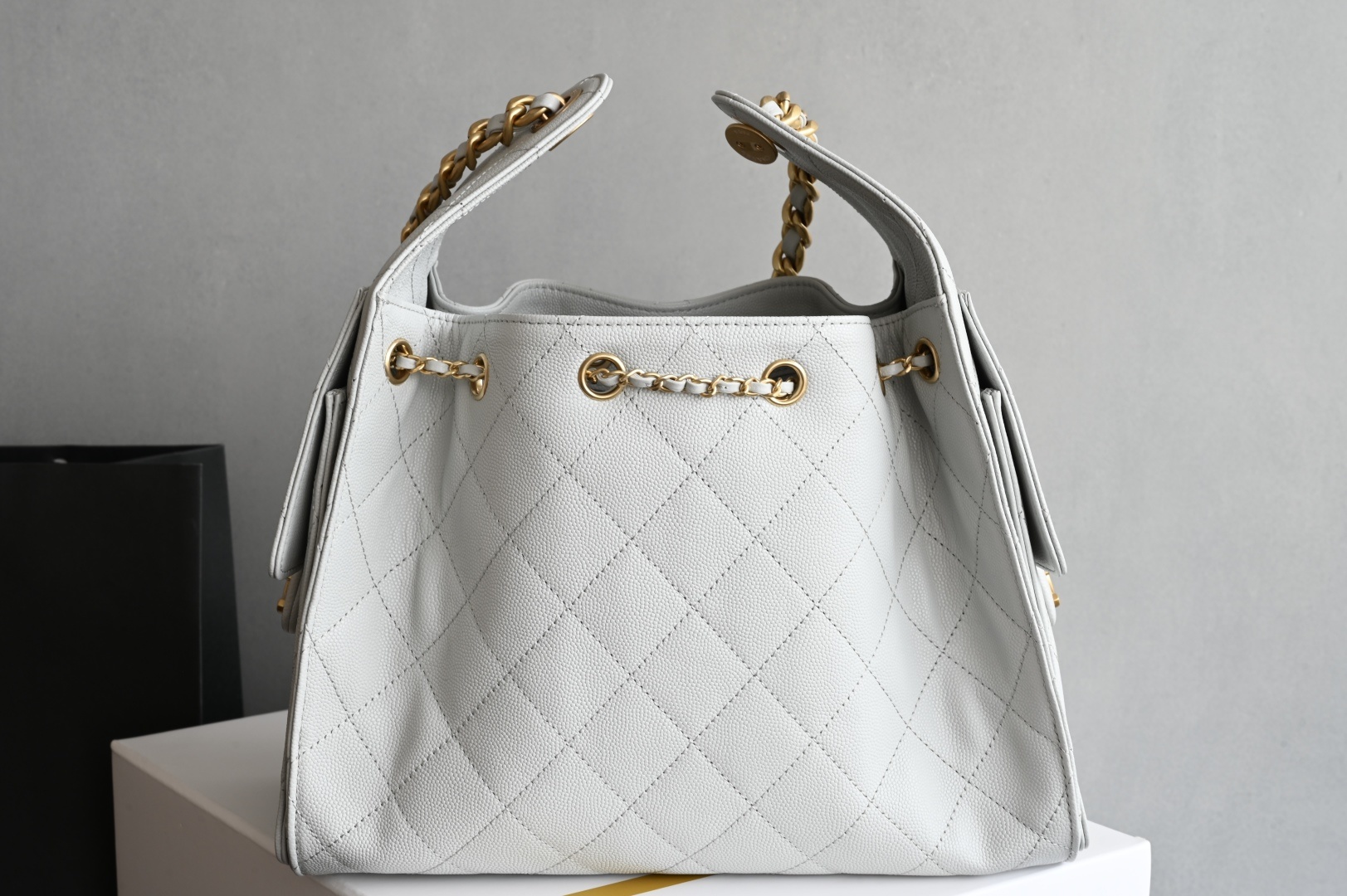 白金版▪️正品级 包装如图全新到货🆕𝗖𝗵𝗮𝗻𝗲𝟭 𝟮𝟓𝐀𝟐𝟓𝐁𝐚𝐠嬉皮购物包小号 浅灰专柜售价𝟦𝟩𝟪𝟢𝟢