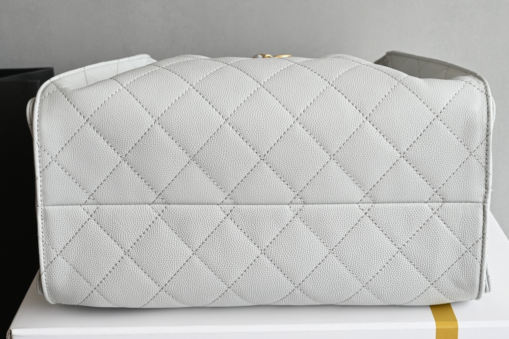 白金版▪️正品级 包装如图全新到货🆕𝗖𝗵𝗮𝗻𝗲𝟭 𝟮𝟓𝐀𝟐𝟓𝐁𝐚𝐠嬉皮购物包小号 浅灰专柜售价𝟦𝟩𝟪𝟢𝟢