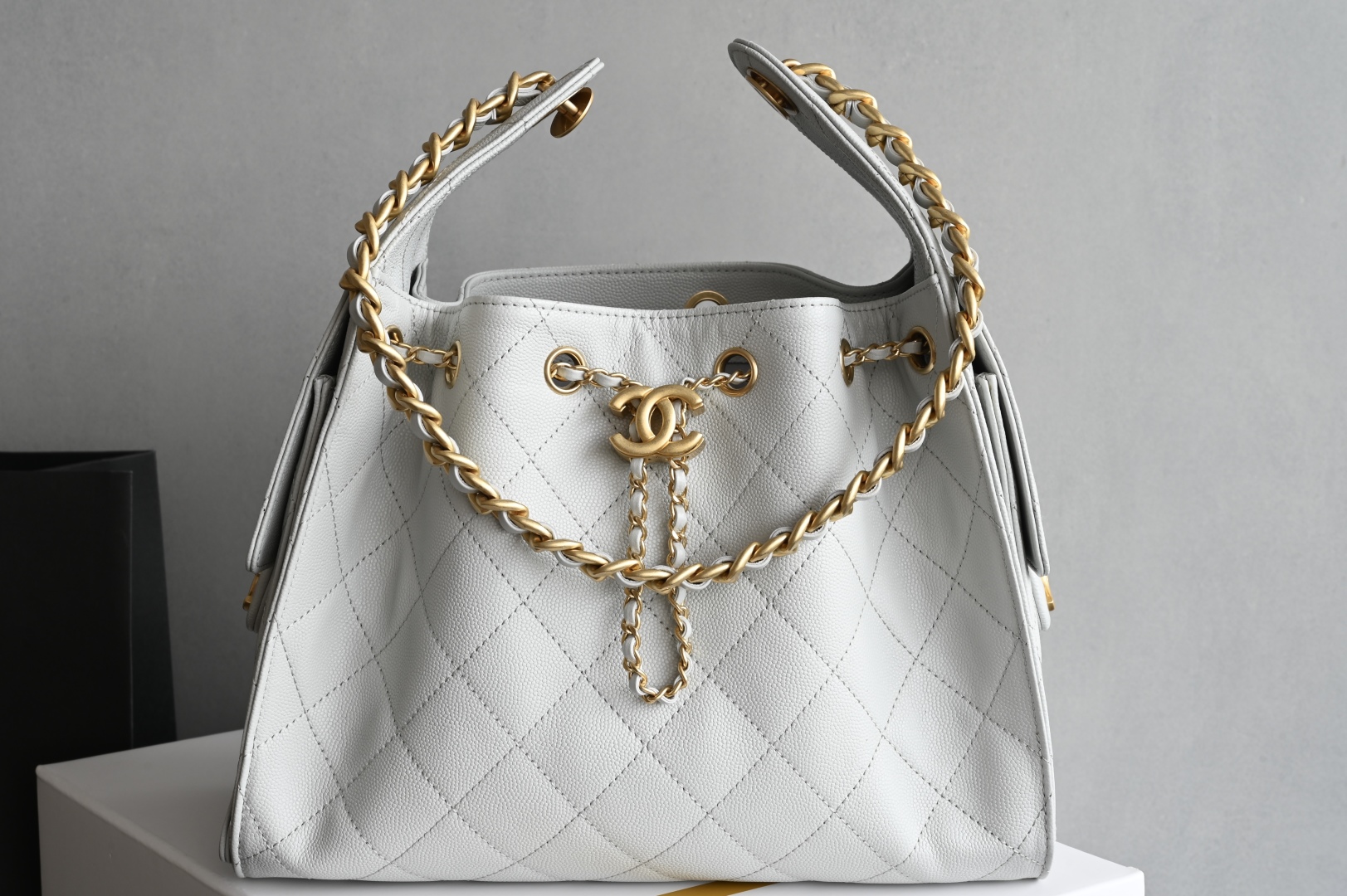 白金版▪️正品级 包装如图全新到货🆕𝗖𝗵𝗮𝗻𝗲𝟭 𝟮𝟓𝐀𝟐𝟓𝐁𝐚𝐠嬉皮购物包小号 浅灰专柜售价𝟦𝟩𝟪𝟢𝟢