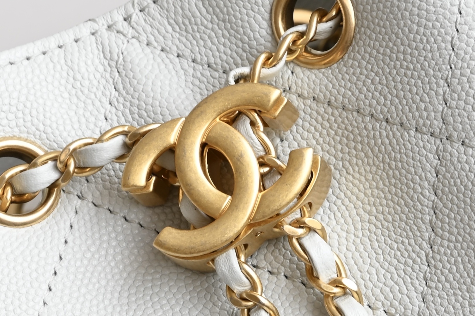 白金版▪️正品级 包装如图全新到货🆕𝗖𝗵𝗮𝗻𝗲𝟭 𝟮𝟓𝐀𝟐𝟓𝐁𝐚𝐠嬉皮购物包小号 浅灰专柜售价𝟦𝟩𝟪𝟢𝟢